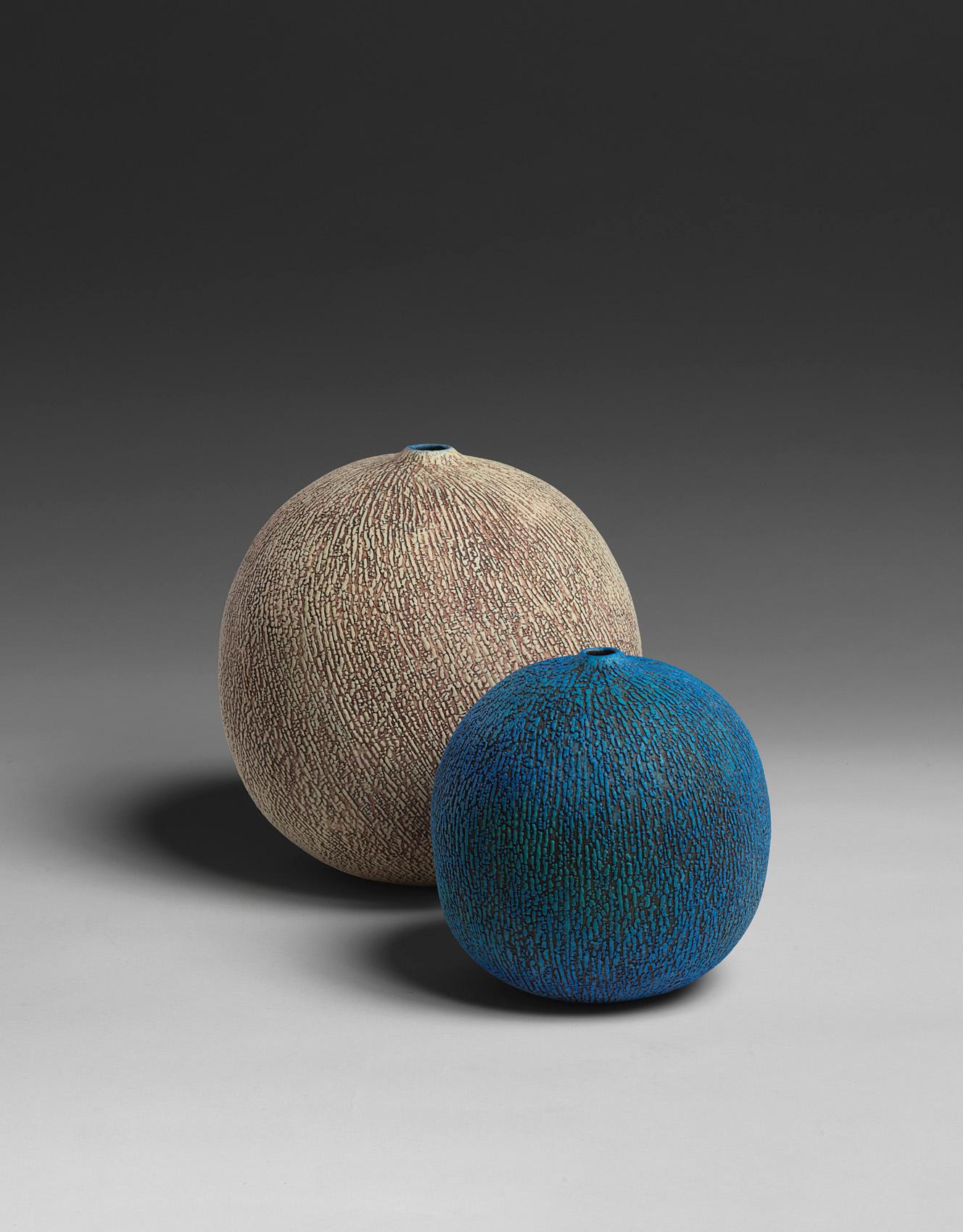 Hannah 2025 (Ceramica, C. 9.8 in. h x 9.8 in. diam., Object No.: 4319)

Gli affascinanti vasi di Erna Aaltonen sono costruiti a mano a partire da sottili strisce di argilla arrotolate e simili a nastri che vengono uniti da un bordo all'altro. Le