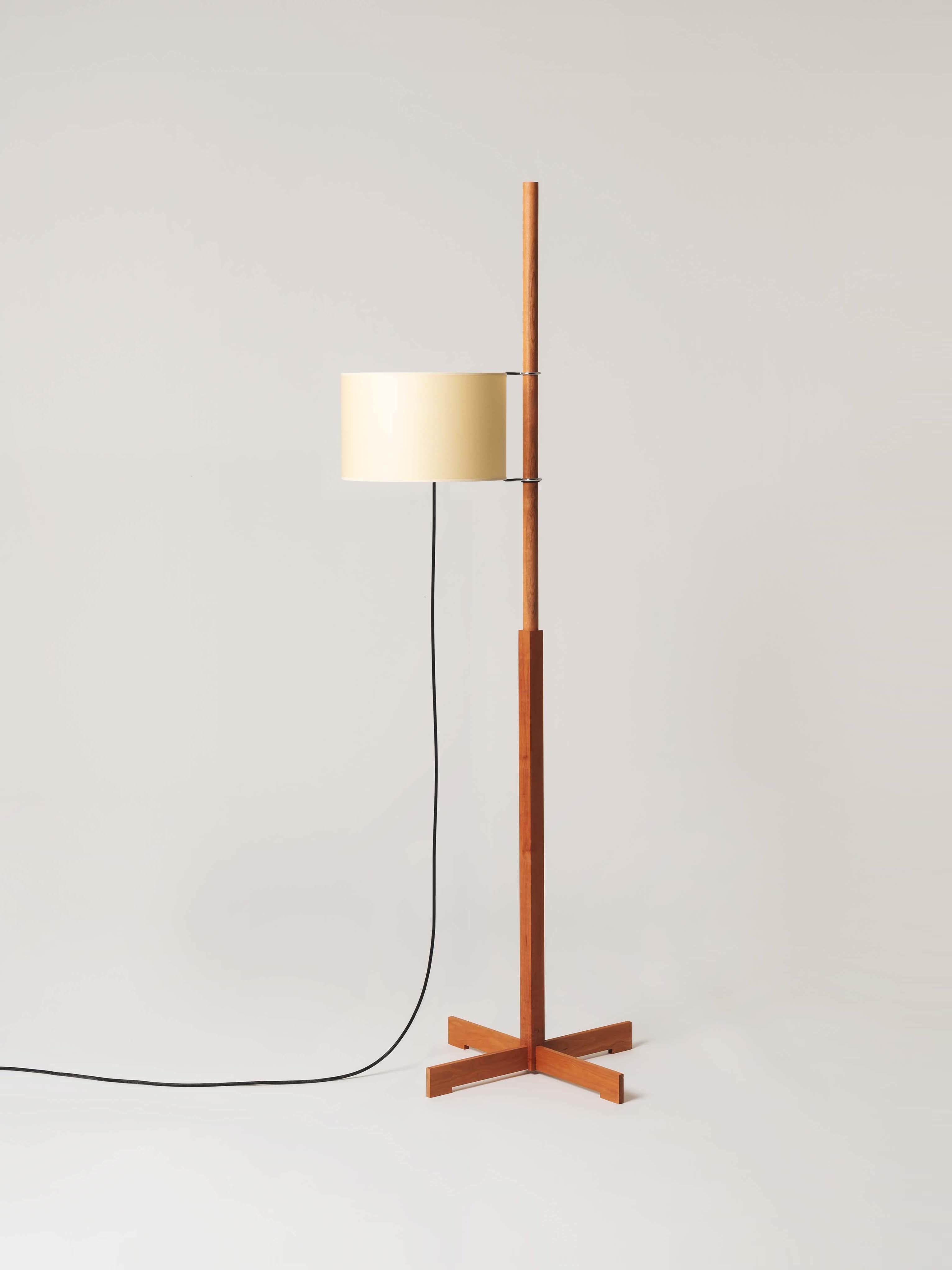 Beige and cherry TMM floor lamp by Miguel Milá
Dimensions: d 50 x w 60 x h 166 cm
Materials: Cherry wood, parchment lampshade.
Available in 3 lampshades: beige, white and white with diffuser.
Available in 5 woods: beech, cherry, walnut, natural
