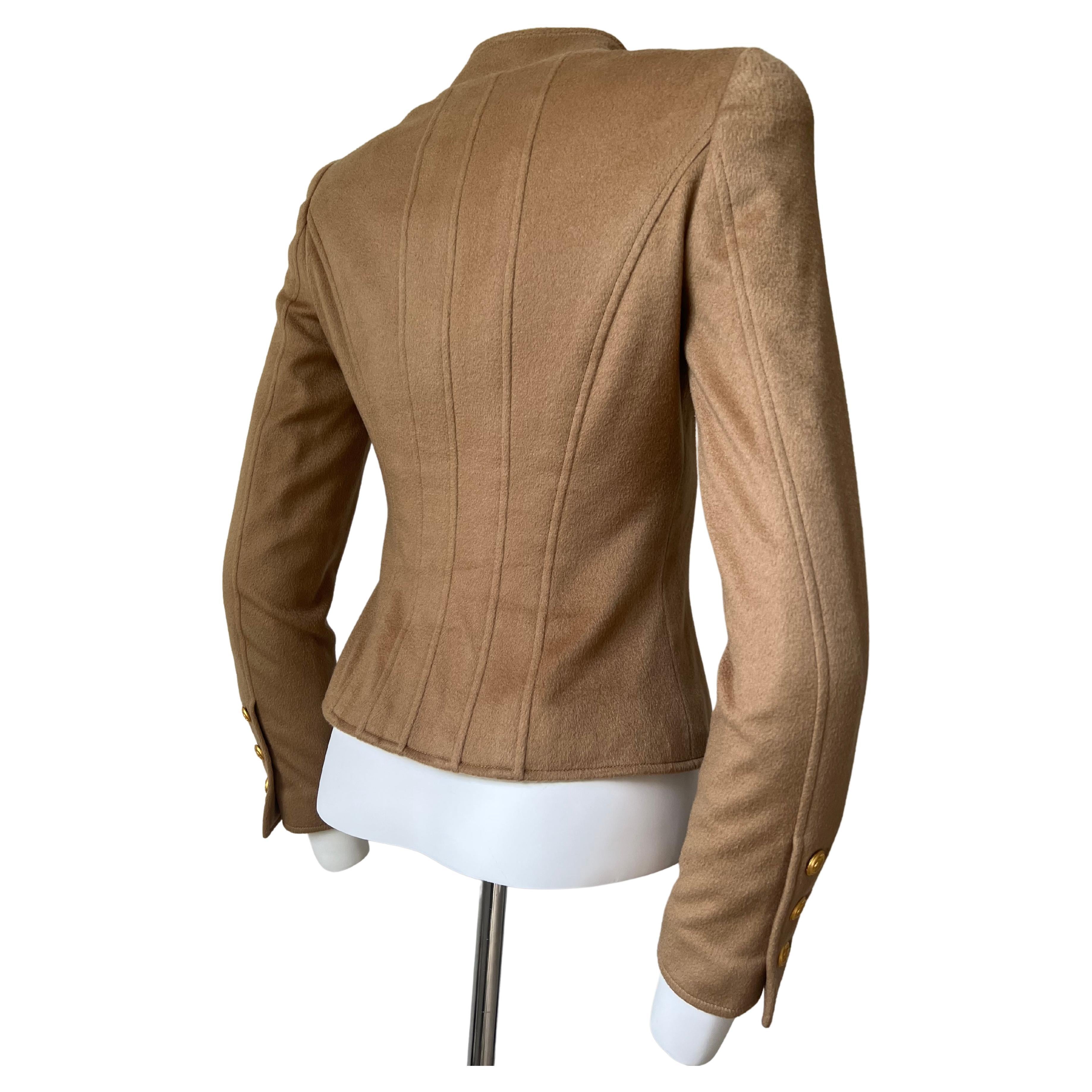 Chanel - Robe d'officier vintage en cachemire beige et or Unisexe en vente