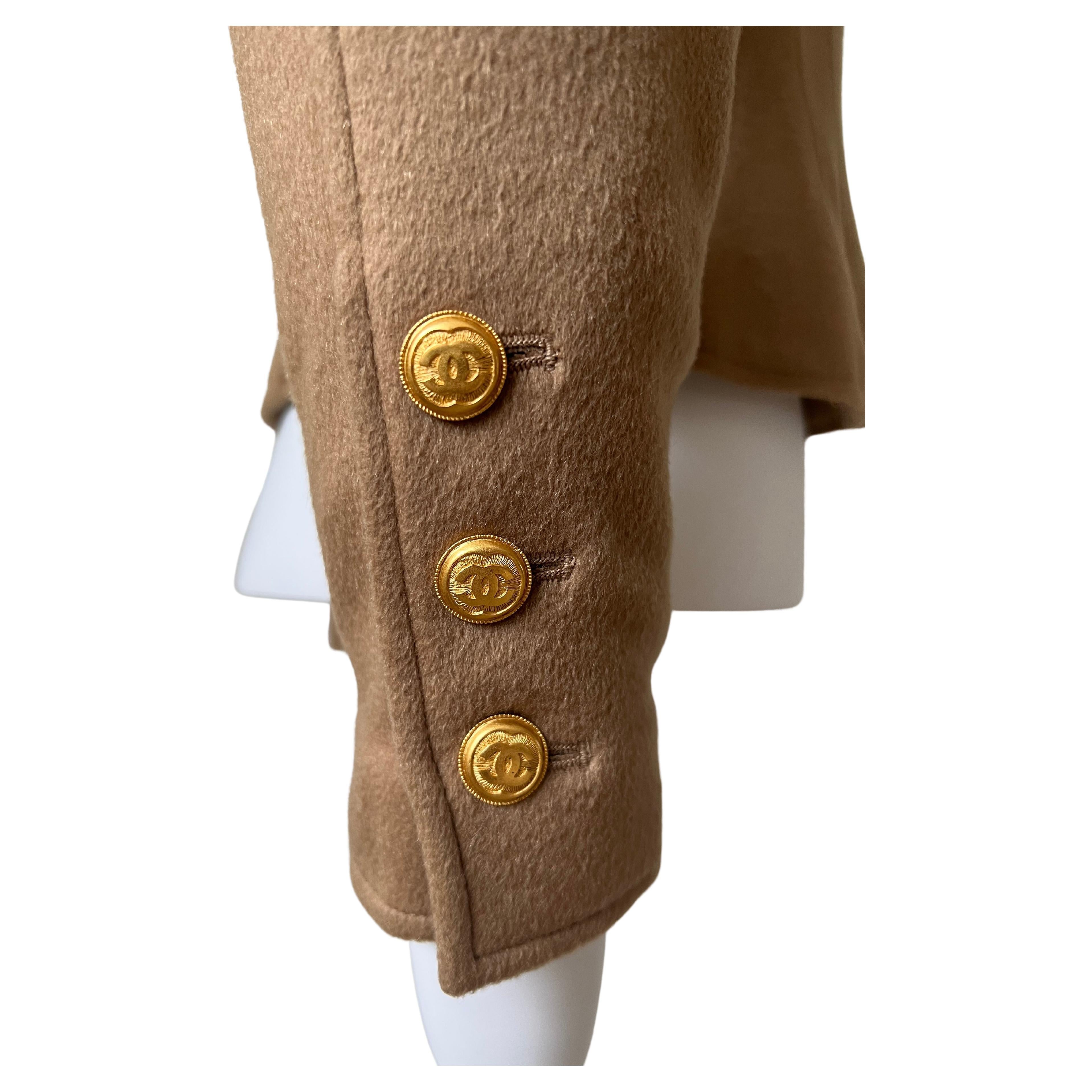 Chanel - Robe d'officier vintage en cachemire beige et or en vente 2