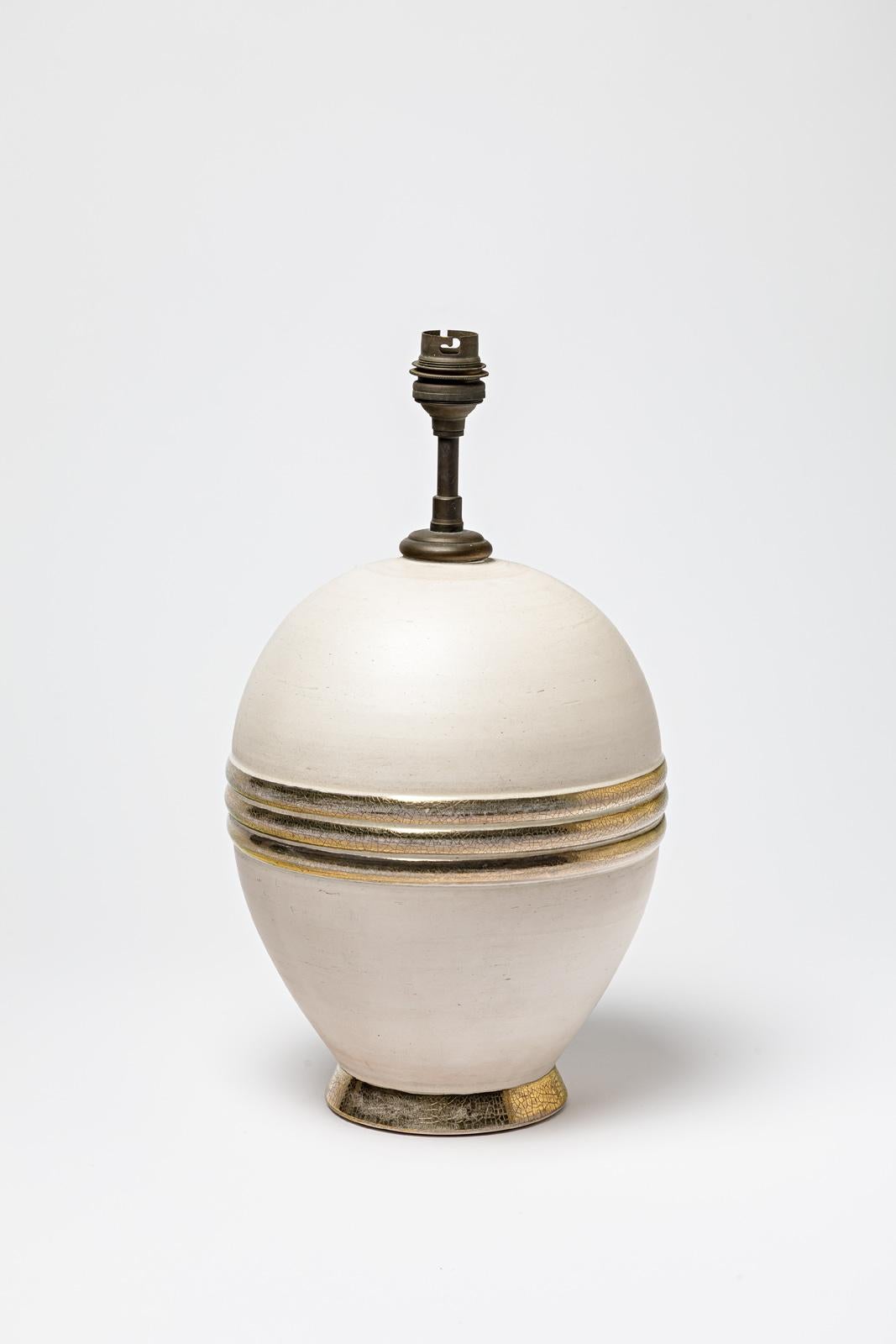 Beige und gold/silber glasierte Keramik-Tischlampe, ca. 1920-1930. (Art déco) im Angebot