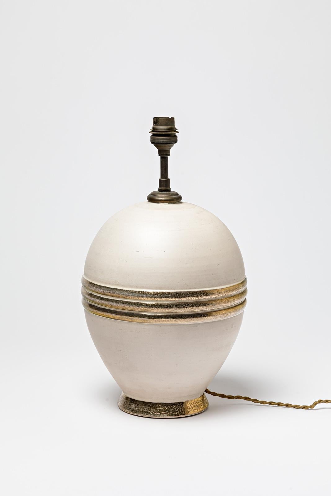 Beige und gold/silber glasierte Keramik-Tischlampe, ca. 1920-1930. (Französisch) im Angebot