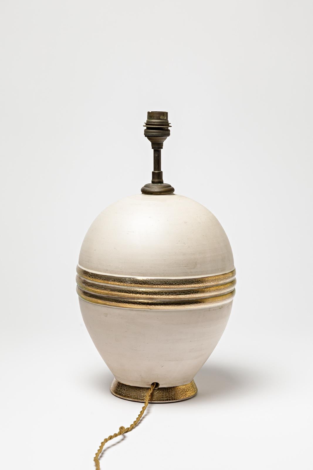 Lampe de table en céramique émaillée beige et or/argent, vers 1920-1930. Excellent état - En vente à Saint-Ouen, FR