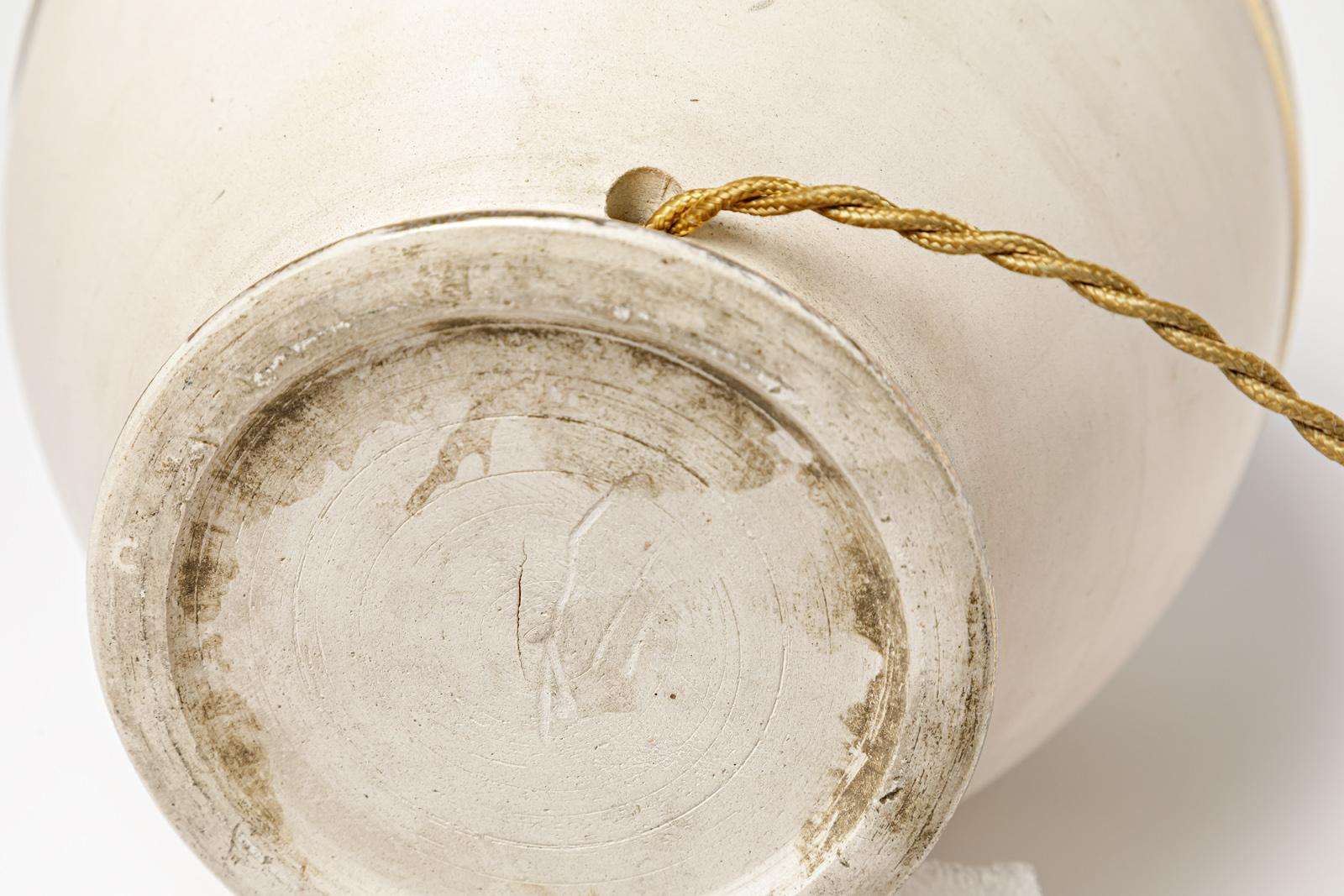 Beige und gold/silber glasierte Keramik-Tischlampe, ca. 1920-1930. (20. Jahrhundert) im Angebot