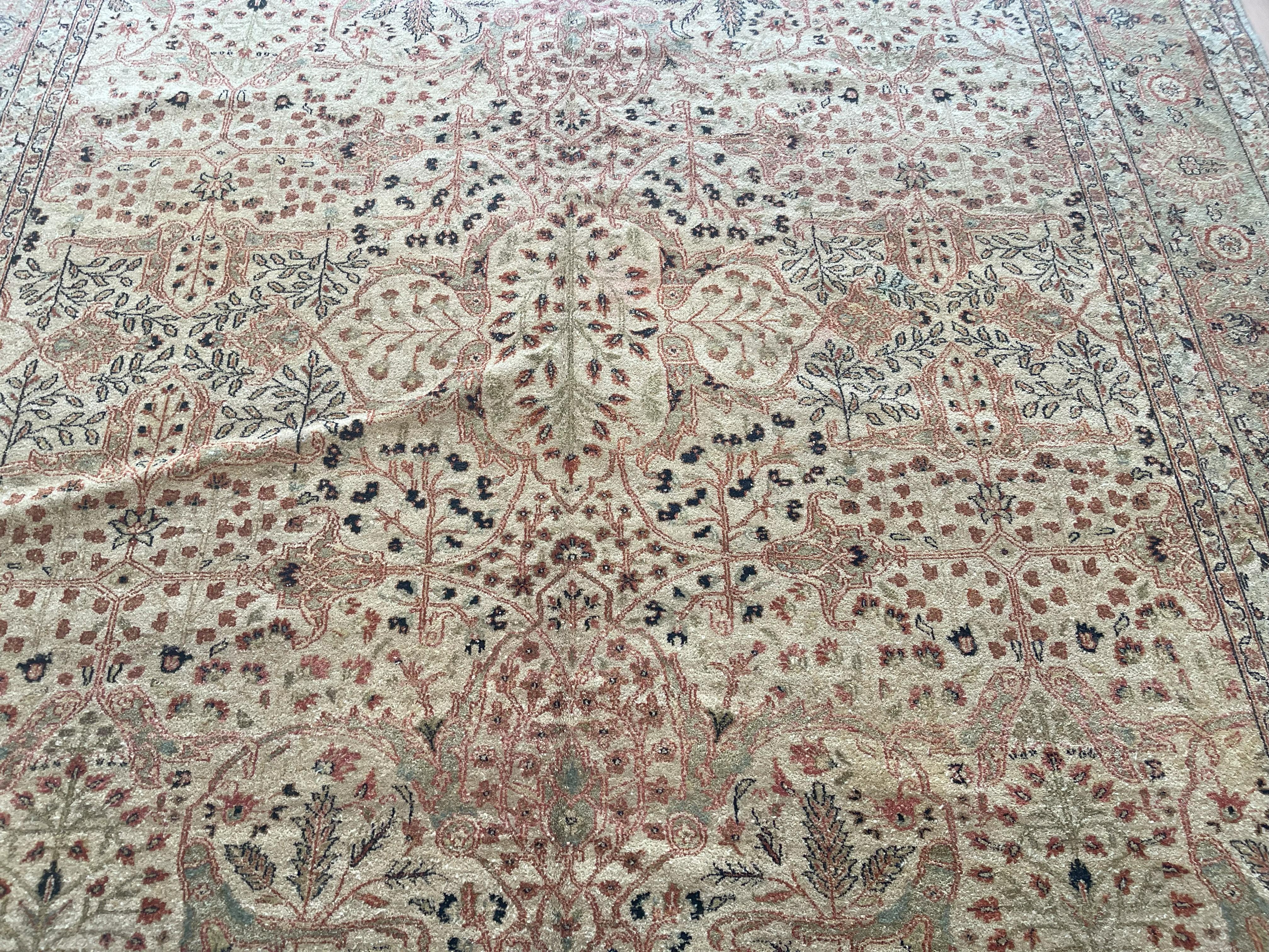 Alfombra de lana de estilo tradicional beige y verde en venta 1