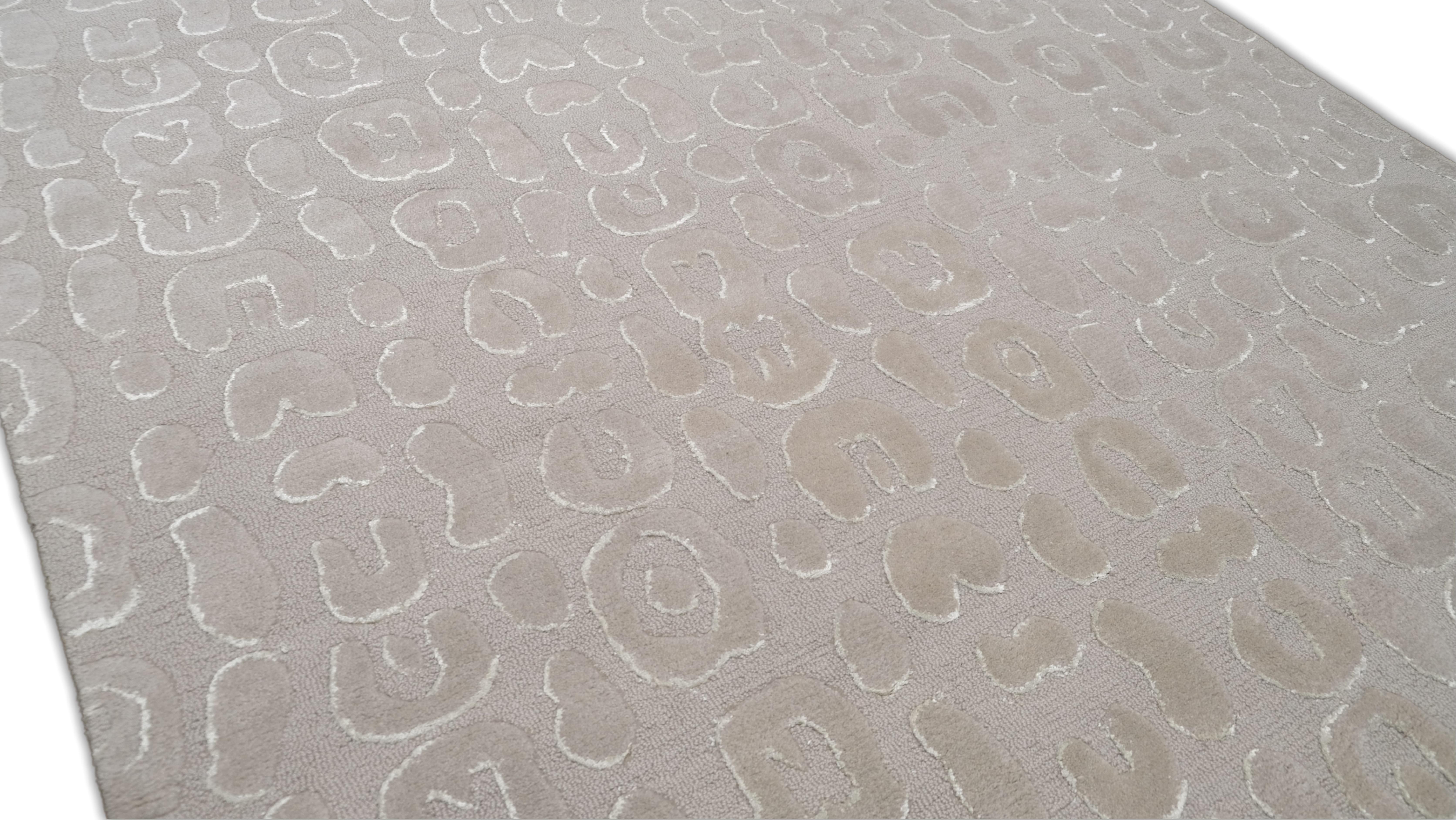 Questo  Il tappeto in lana incarna un'eleganza moderna con il suo motivo astratto in rilievo, che crea un sorprendente gioco di texture e profondità. Il disegno intricato aggiunge un effetto dimensionale, rendendo questo tappeto un pezzo forte per