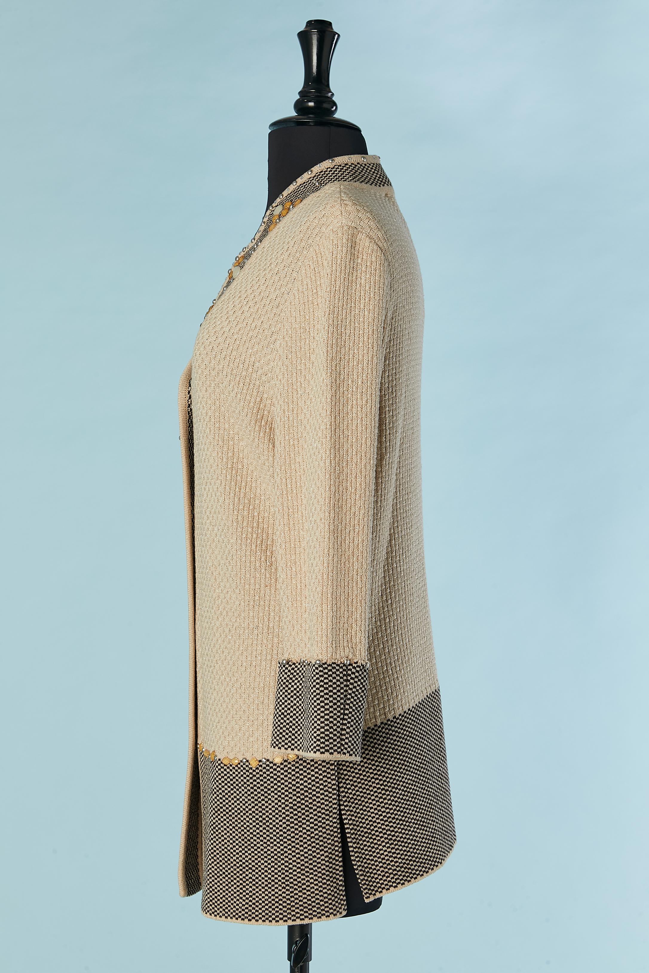 Beige und Jacquard-Strickjacke mit Strass- und Perlenverzierung S.John im Angebot 1