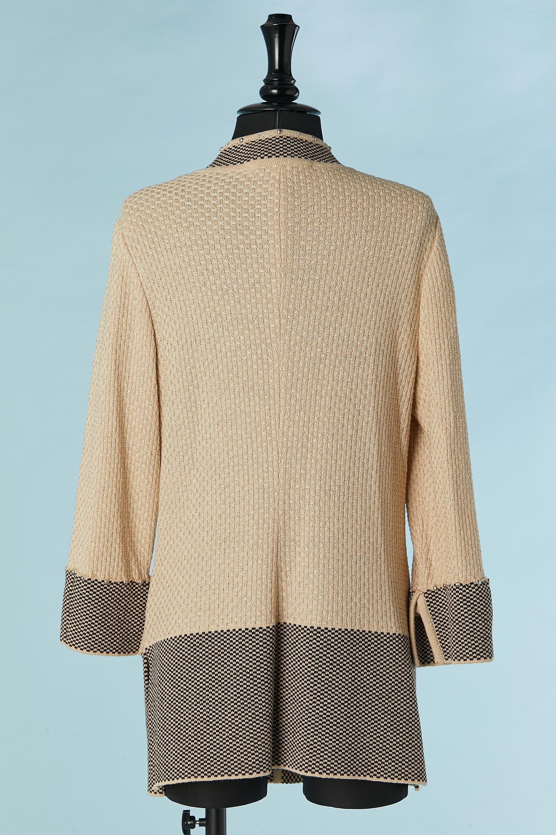 Beige und Jacquard-Strickjacke mit Strass- und Perlenverzierung S.John im Angebot 2