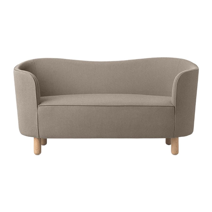 Beige and natural oak raf simons vidar 3 mingle sofa by Lassen.
Dimensions: W 154 x D 68 x H 74 cm.
Materials: textile, oak.

The mingle sofa was designed in 1935 by architect Flemming Lassen (1902-1984) and was presented at The Copenhagen