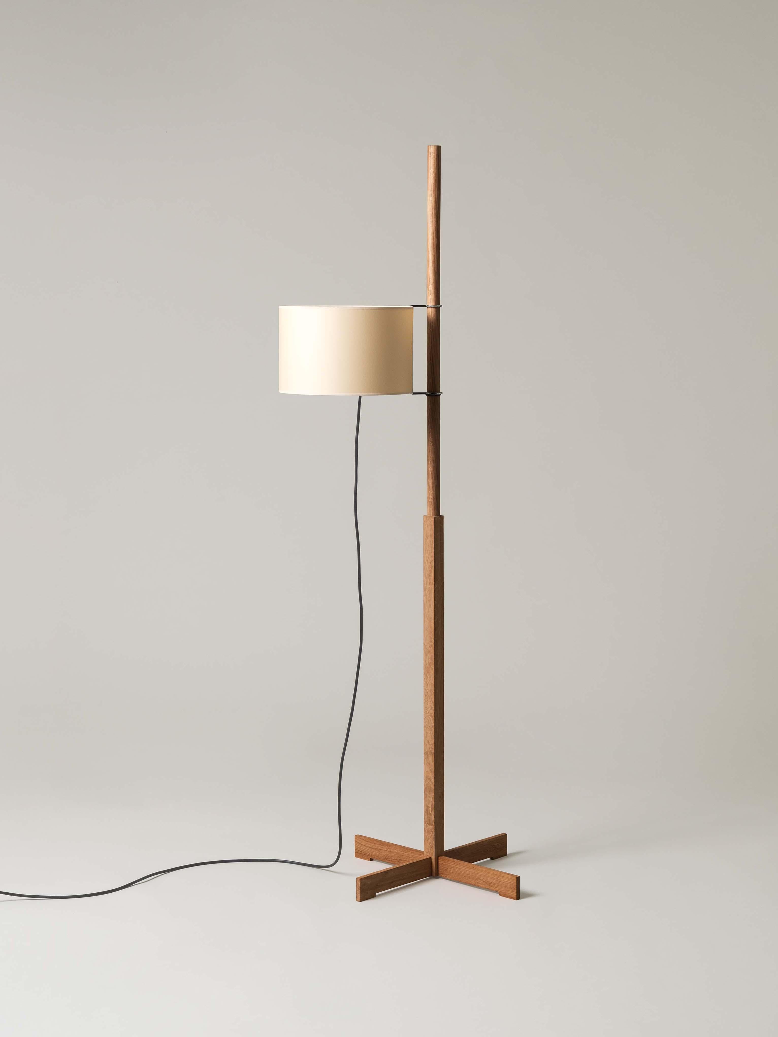 Beige and oak TMM floor lamp by Miguel Milá
Dimensions: D 50 x W 60 x H 166 cm
Materials: Cherry wood, parchment lampshade.
Available in 3 lampshades: beige, white and white with diffuser.
Available in 5 woods: beech, cherry, walnut, natural oak