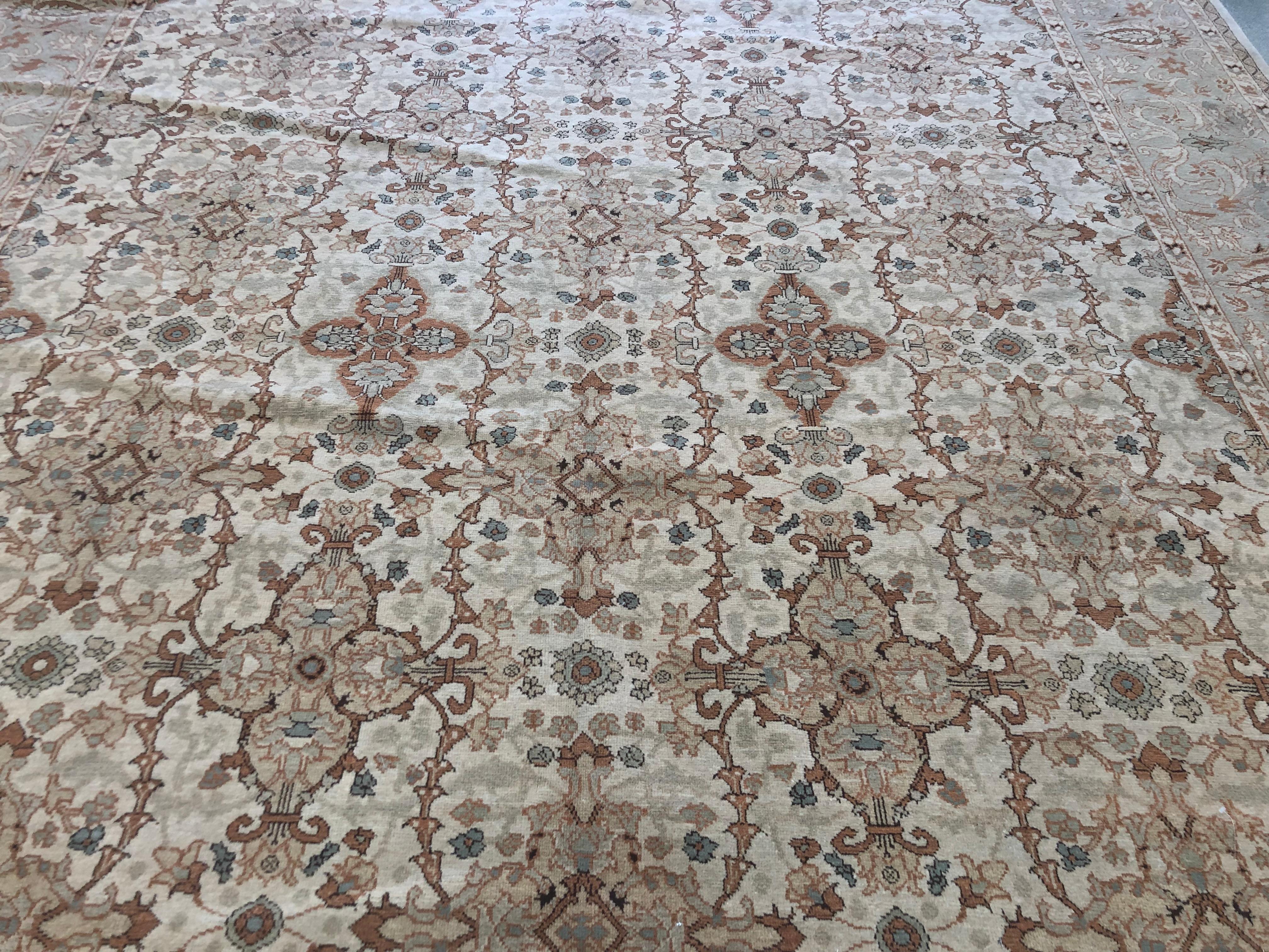 Annodato a mano Tappeto in stile Tabriz beige e ruggine in vendita