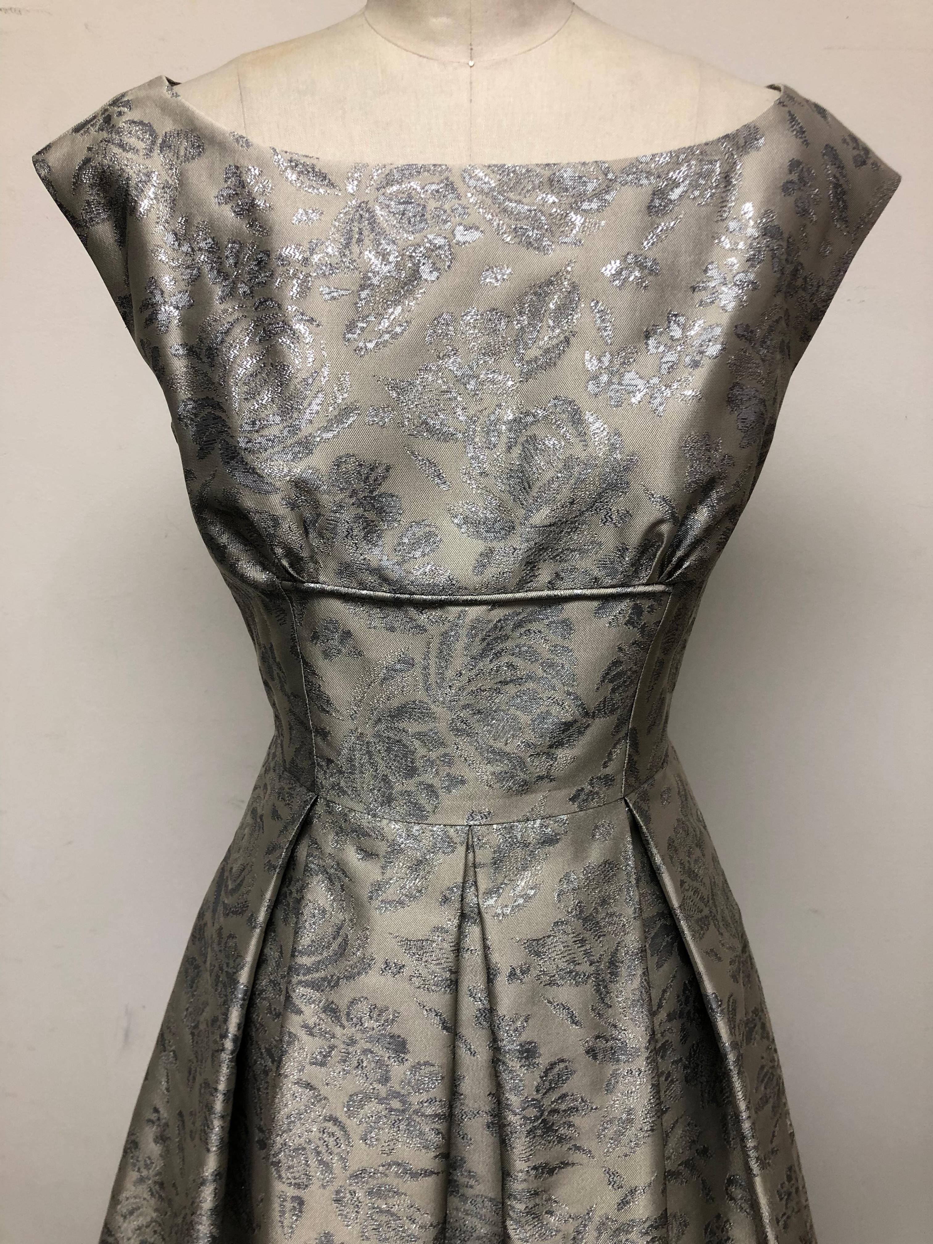 Femenino o masculino Vestido con pliegues en caja de brocado francés beige y plata en venta