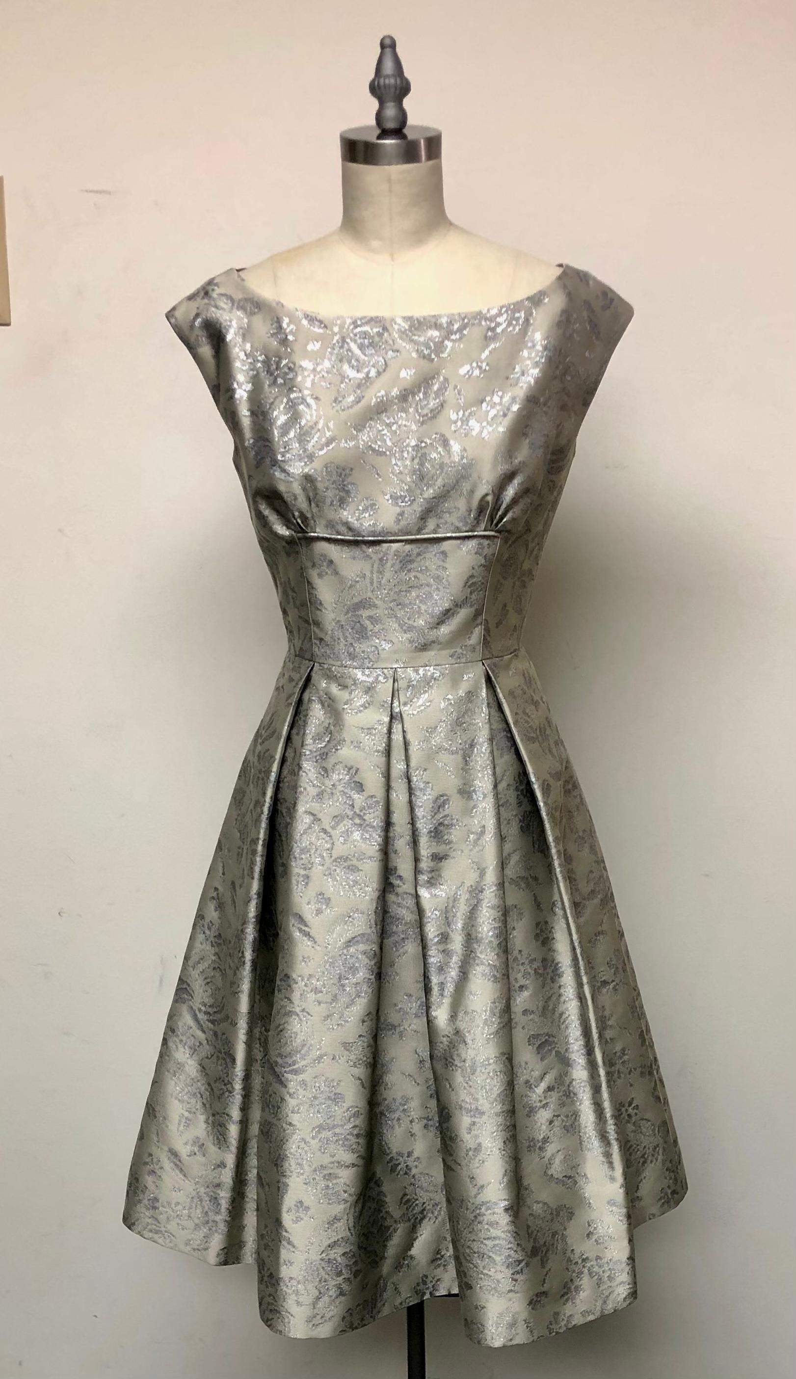 Vestido con pliegues en caja de brocado francés beige y plata en venta 2