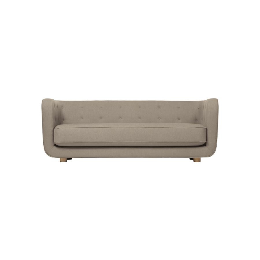 Canapé beige et chêne fumé Raf Simons Vidar 3 Vilhelm de Lassen
Dimensions : L 217 x P 88 x H 80 cm 
Matériaux : Textile, chêne.

Vilhelm est un magnifique canapé trois places rembourré, conçu par Flemming Lassen en 1935. Un canapé doit être capable