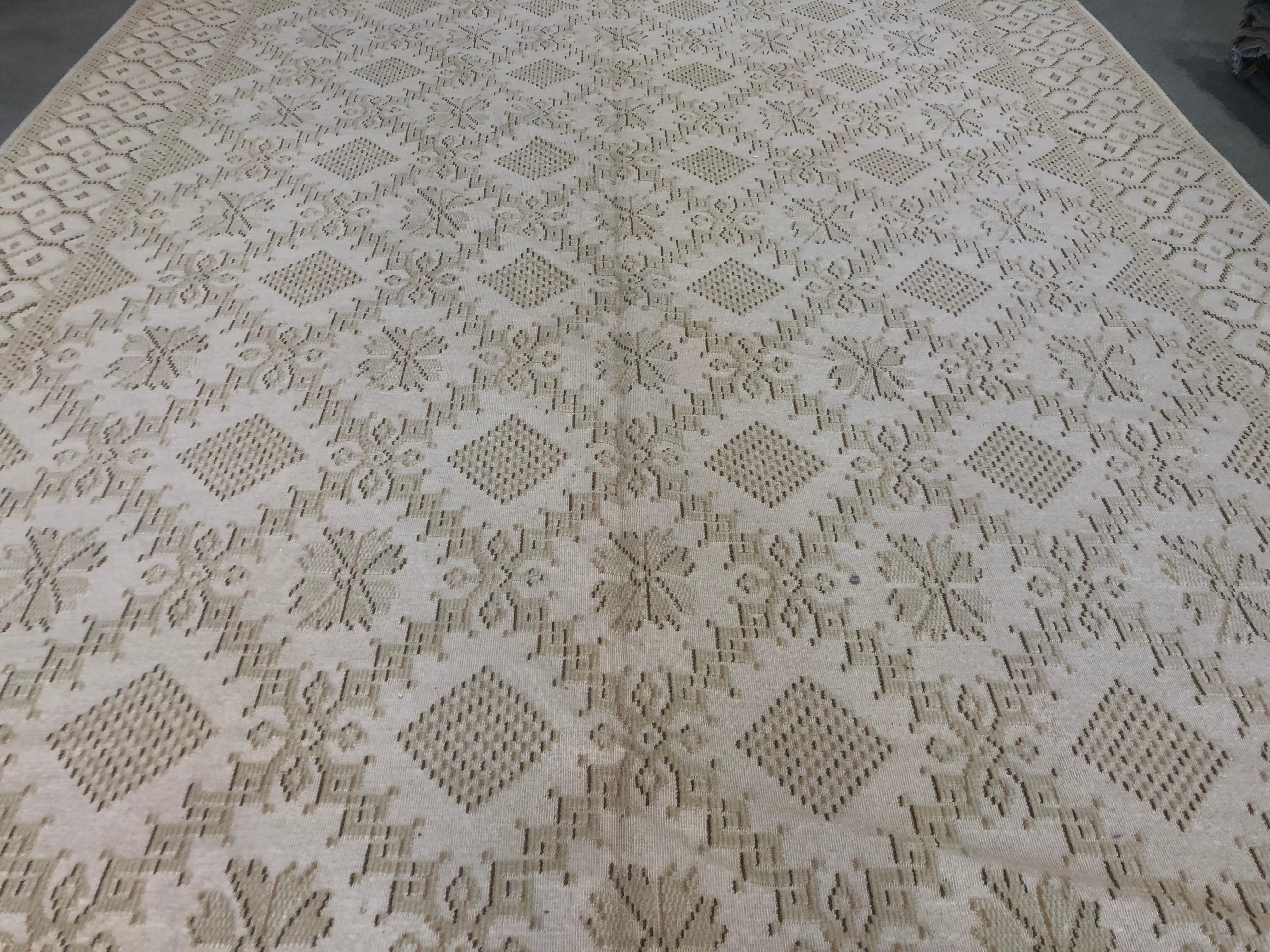 Beige and Tan Lacework Rug In New Condition For Sale In Los Angeles, CA