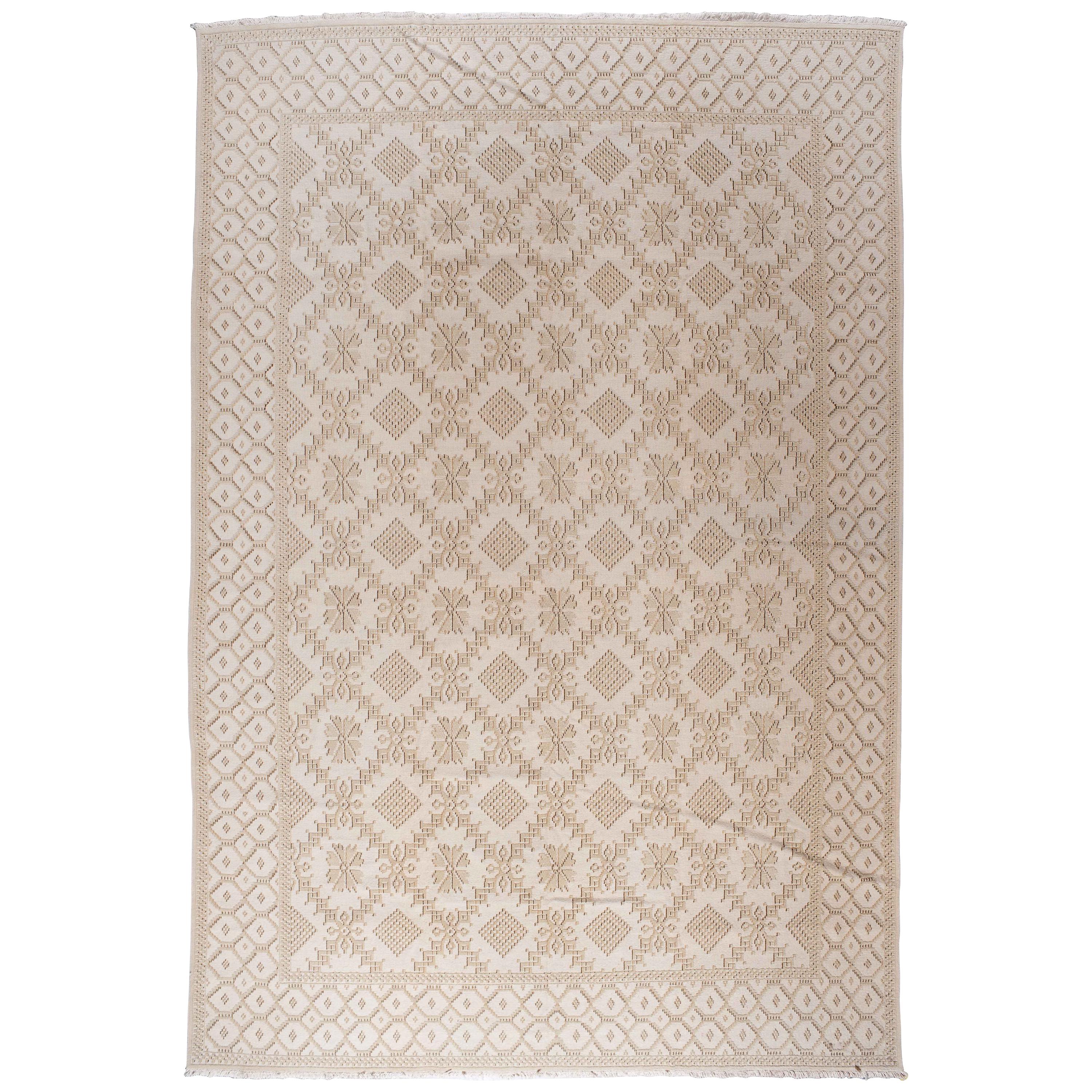 Tappeto beige e tan con pizzi e merletti in vendita