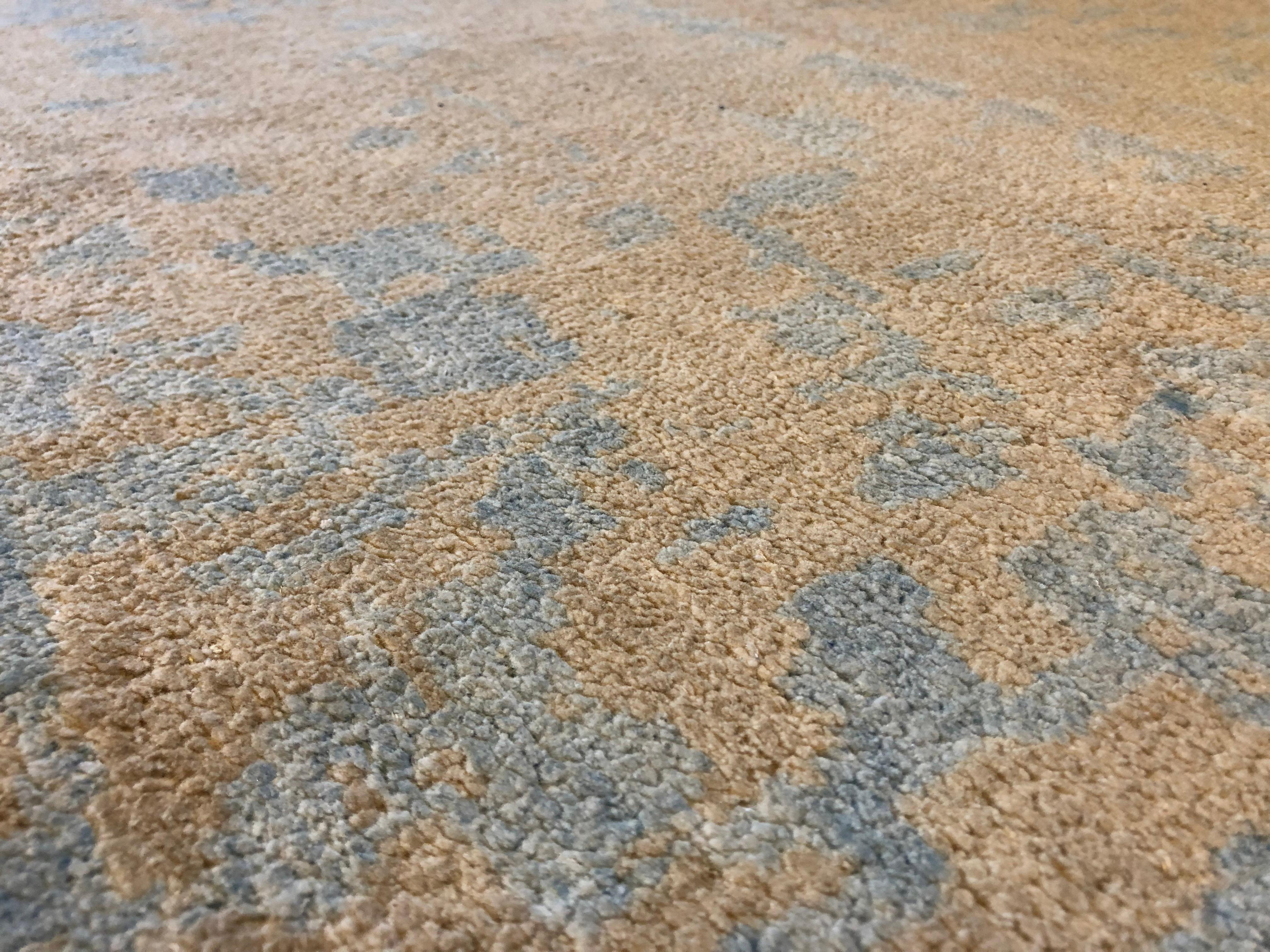 Abstrakter Teppich in Beige und Türkis (Handgeknüpft) im Angebot