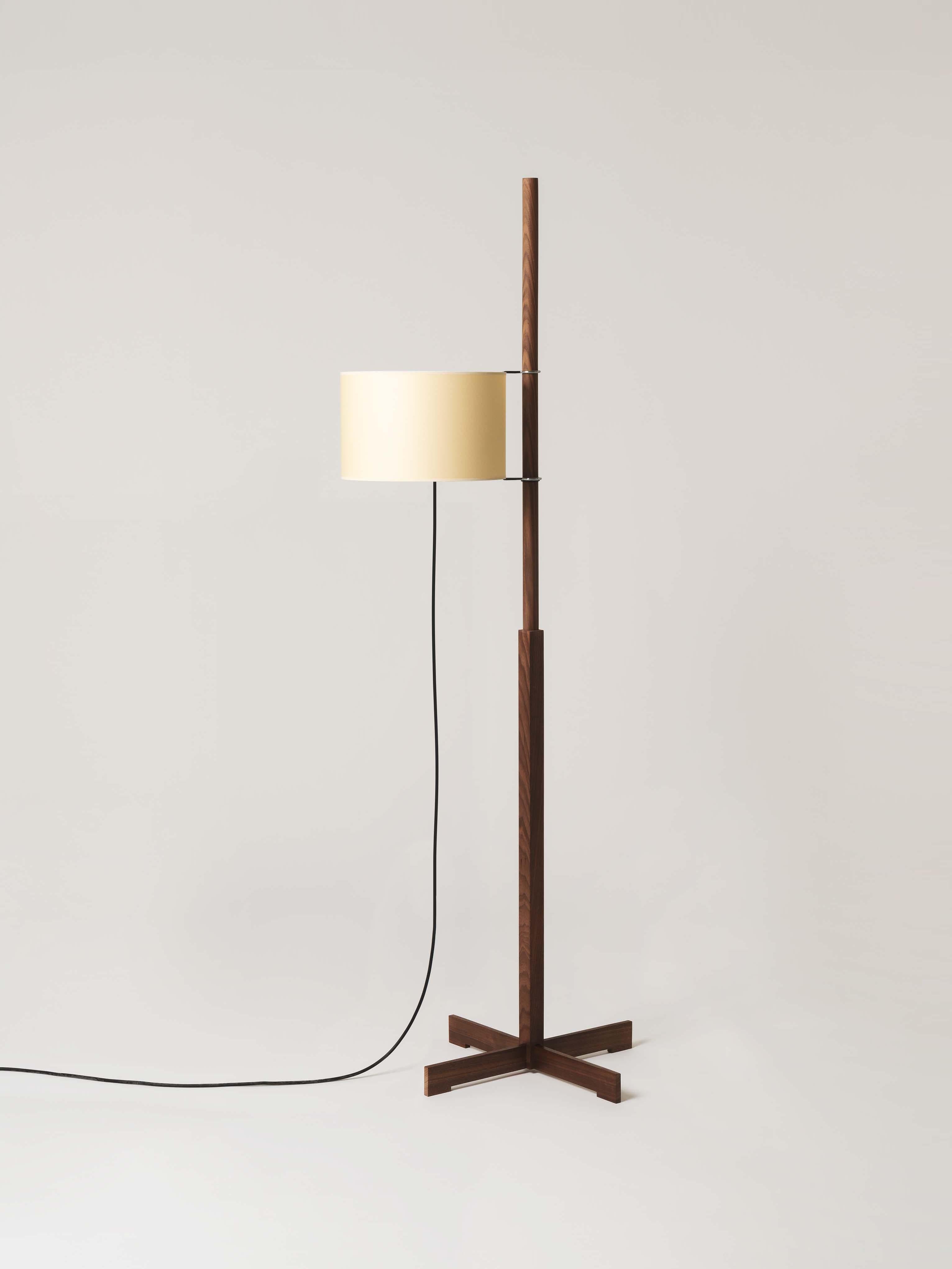 Beige and walnut TMM floor lamp by Miguel Milá
Dimensions: D 50 x W 60 x H 166 cm.
Materials: Cherry wood, parchment lampshade.
Available in 3 lampshades: beige, white and white with diffuser.
Available in 5 woods: beech, cherry, walnut, natural