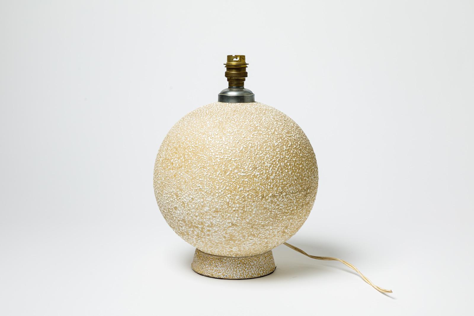 Beige und weiß glasierte Keramik-Tischlampe, ca. 1920-1930. (Französisch) im Angebot