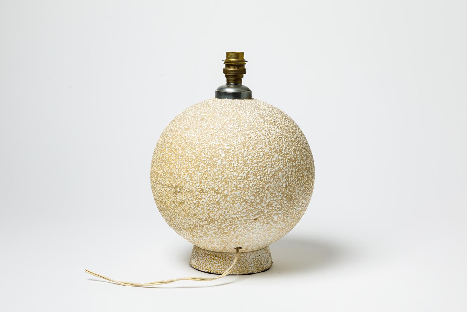Beige und weiß glasierte Keramik-Tischlampe, ca. 1920-1930. im Zustand „Hervorragend“ im Angebot in Saint-Ouen, FR