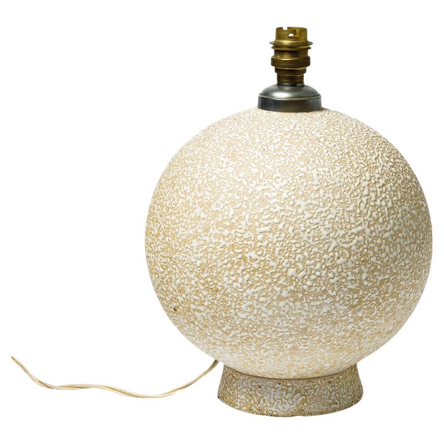 Beige and white glazed ceramic table lamp, circa 1920-1930. For Sale