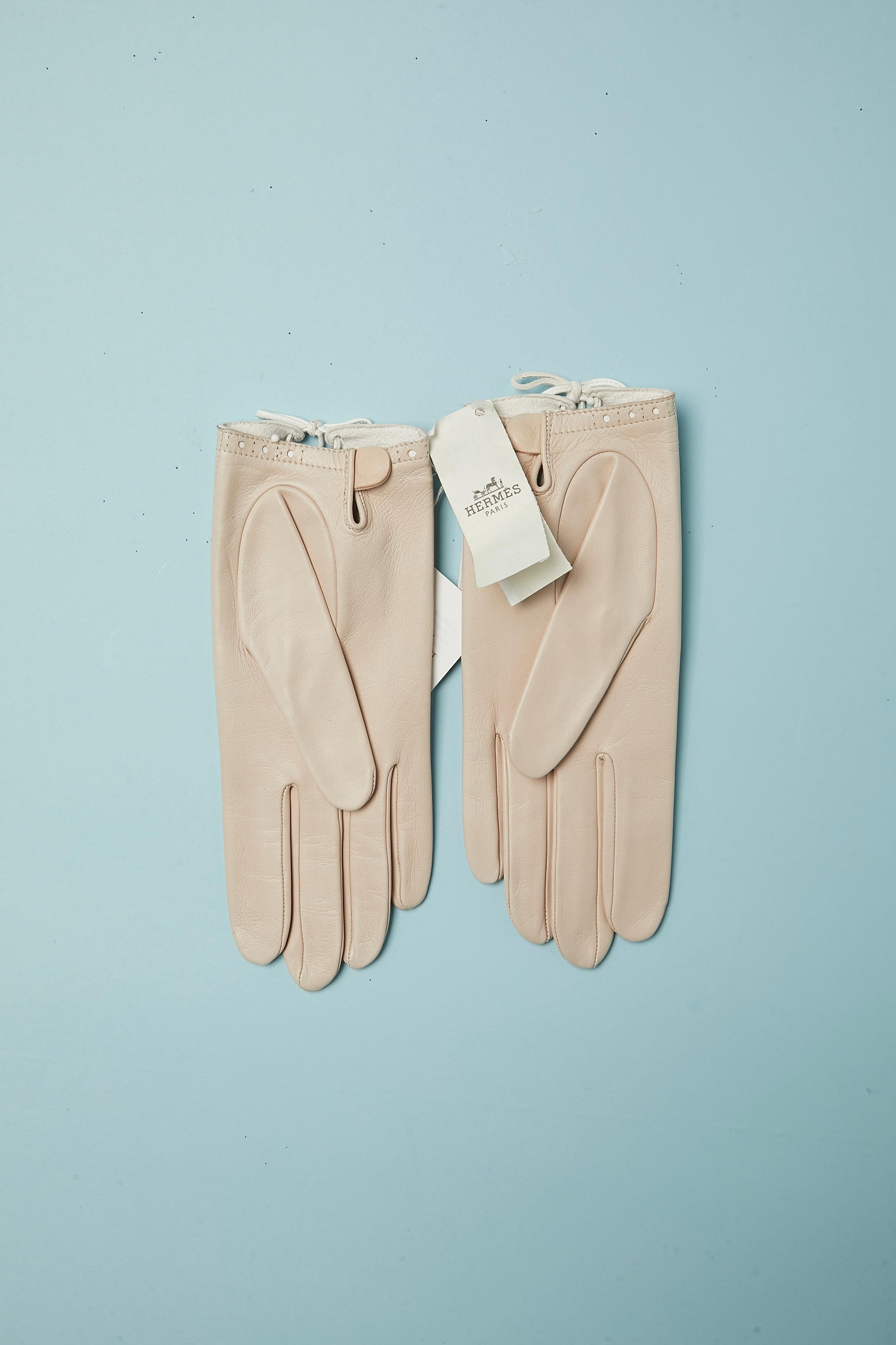 Beige and white leather gloves with cut-work, leather laces and pompom Hermès  In New Condition For Sale In Saint-Ouen-Sur-Seine, FR