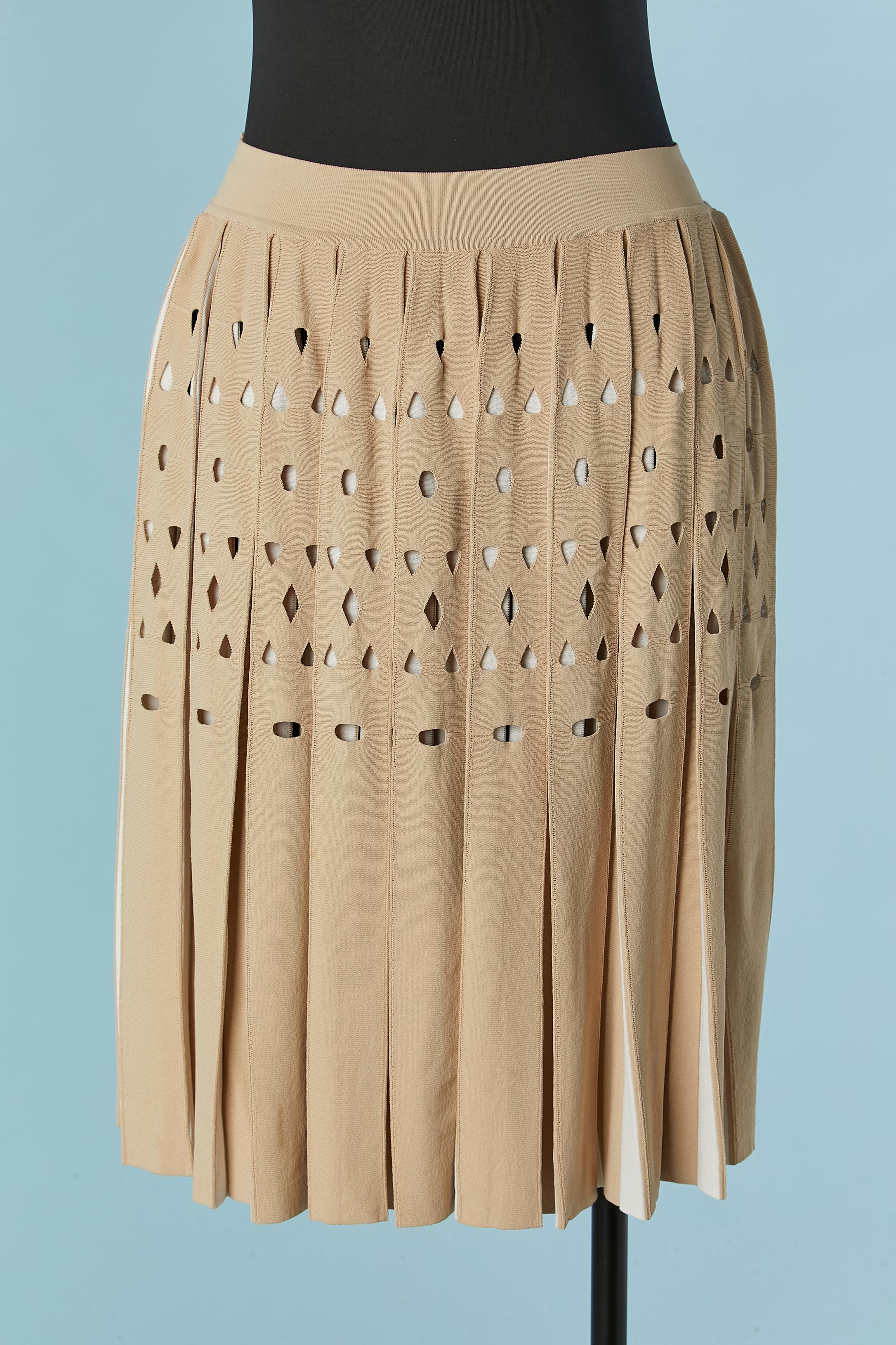 Gonna a pieghe beige e bianca in jersey di rayon con lavorazione jacquard. 
Composizione del tessuto: 94% rayon, 6% poliestere. 
TAGLIA M 