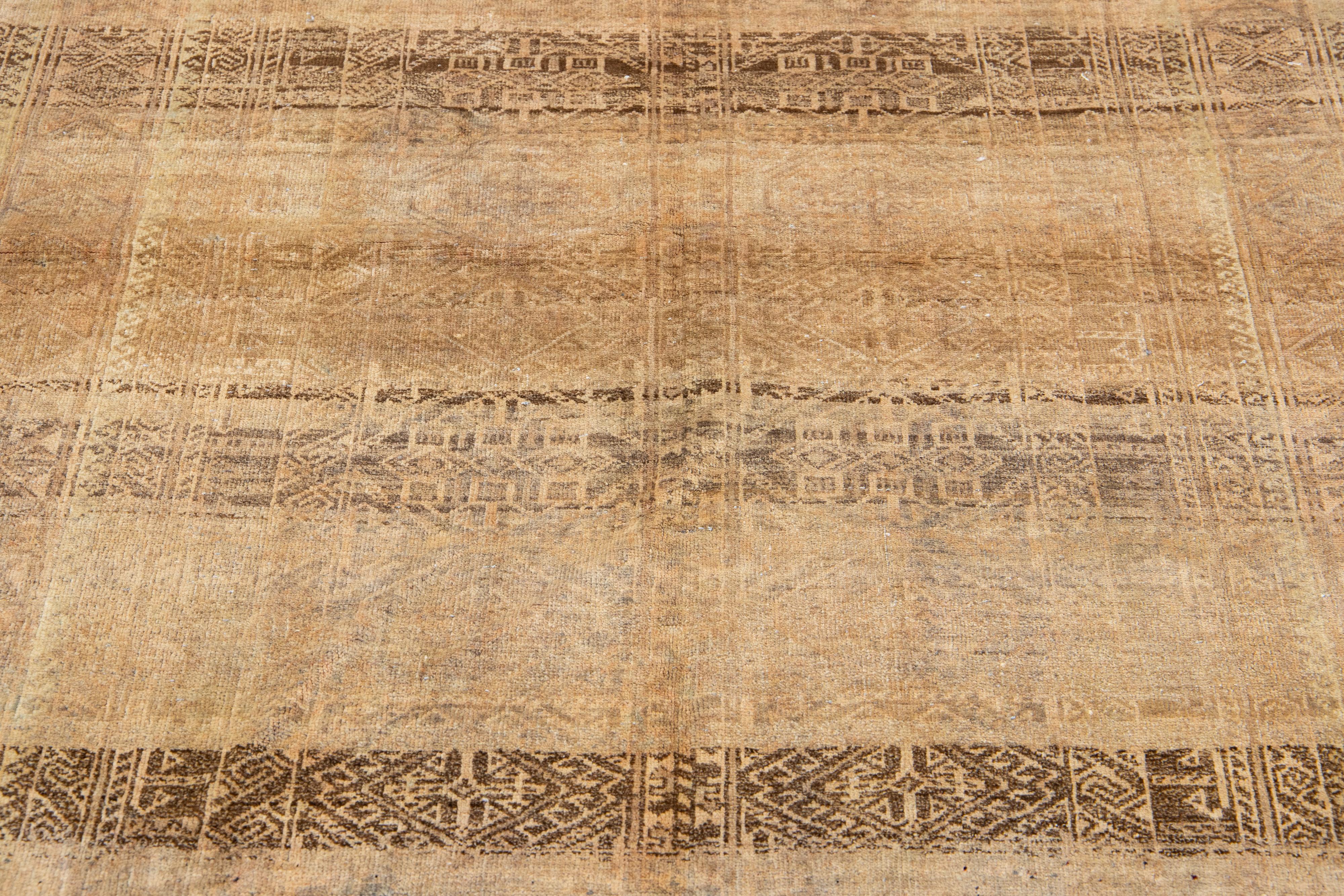 Antiker Hamadan-Perserteppich aus Wolle in Beige mit Allover-Design im Zustand „Gut“ im Angebot in Norwalk, CT
