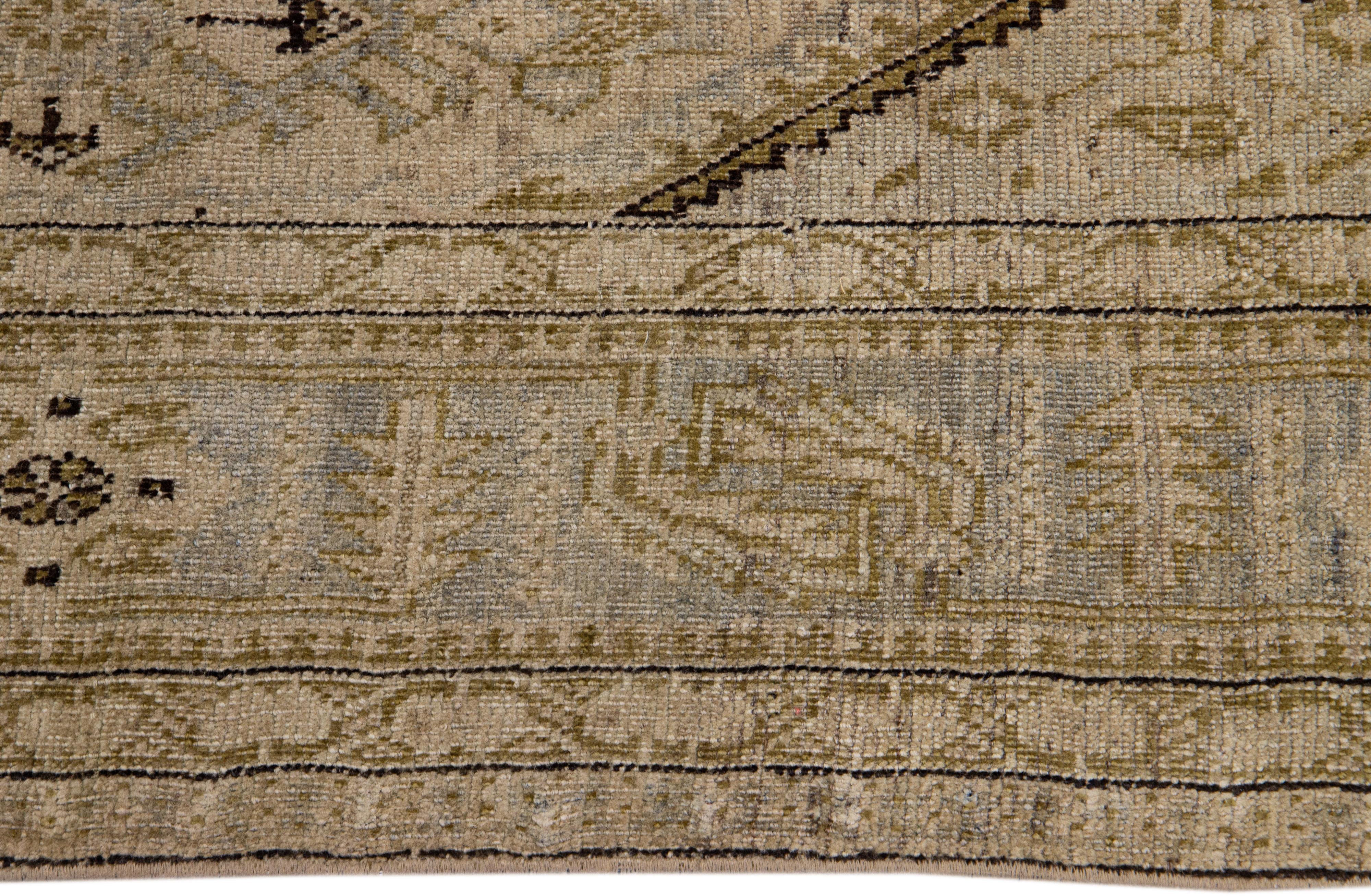 Karabaugh - Antique beige  Galerie Tapis de laine à motifs floraux Bon état - En vente à Norwalk, CT