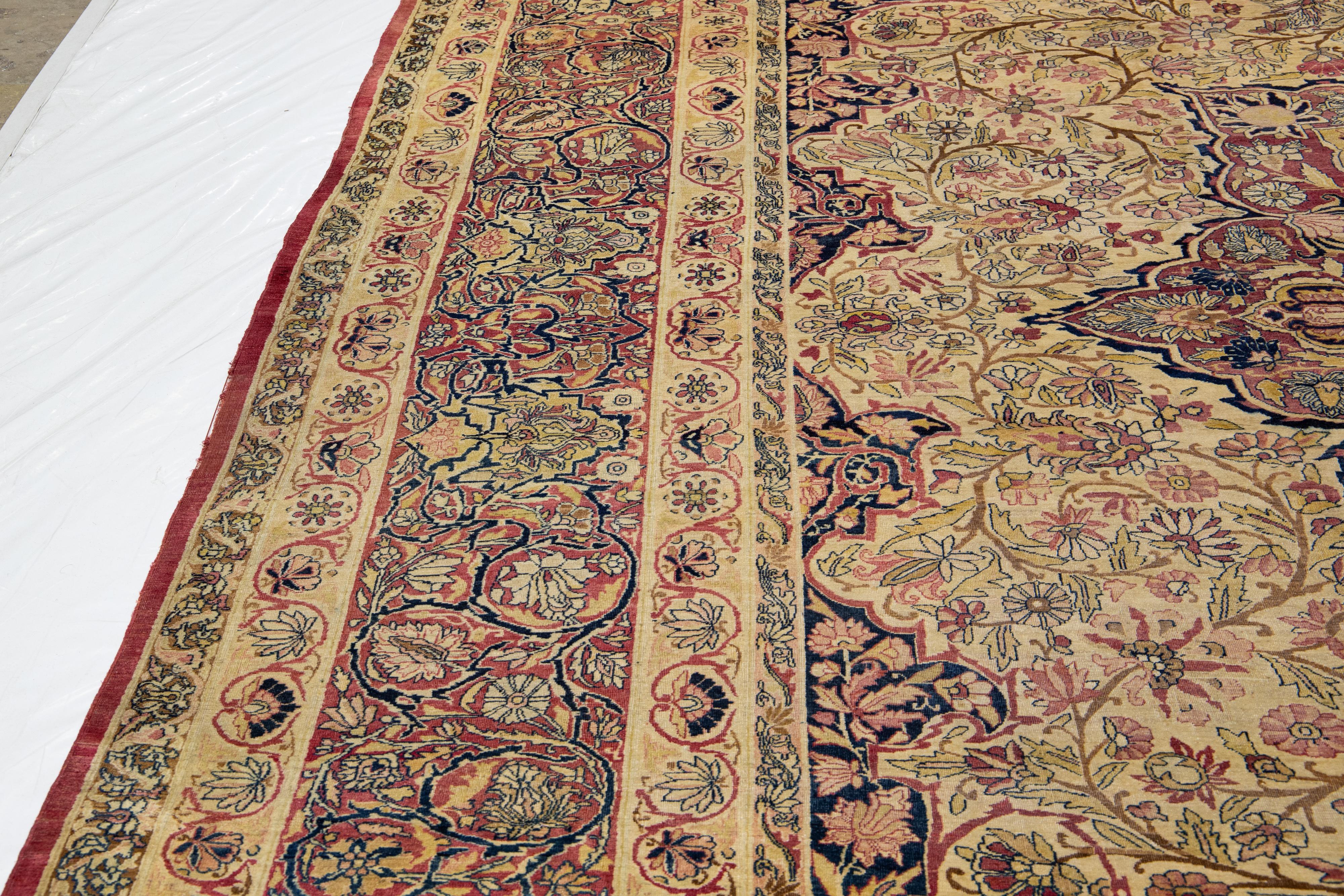 Antiker Kerman Handgefertigter persischer Wollteppich mit Rosette-Motiv in Beige im Angebot 2