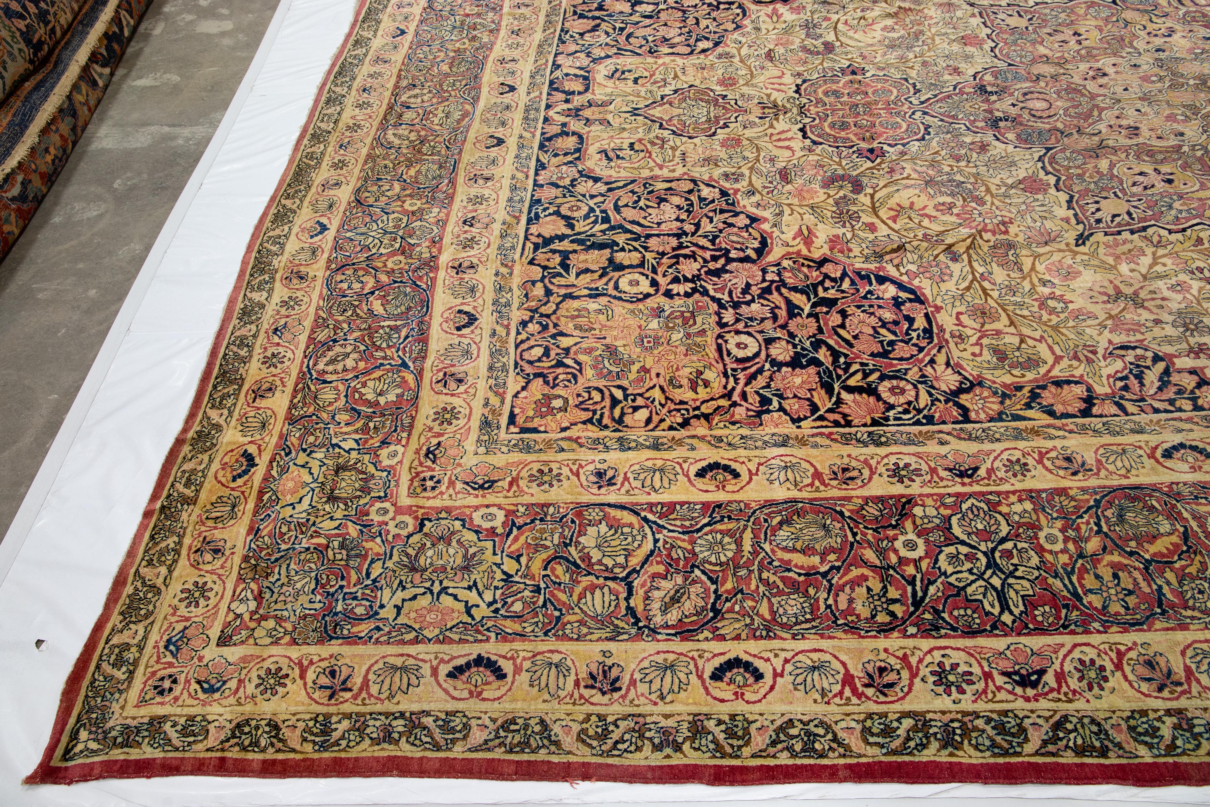 Antiker Kerman Handgefertigter persischer Wollteppich mit Rosette-Motiv in Beige im Angebot 3