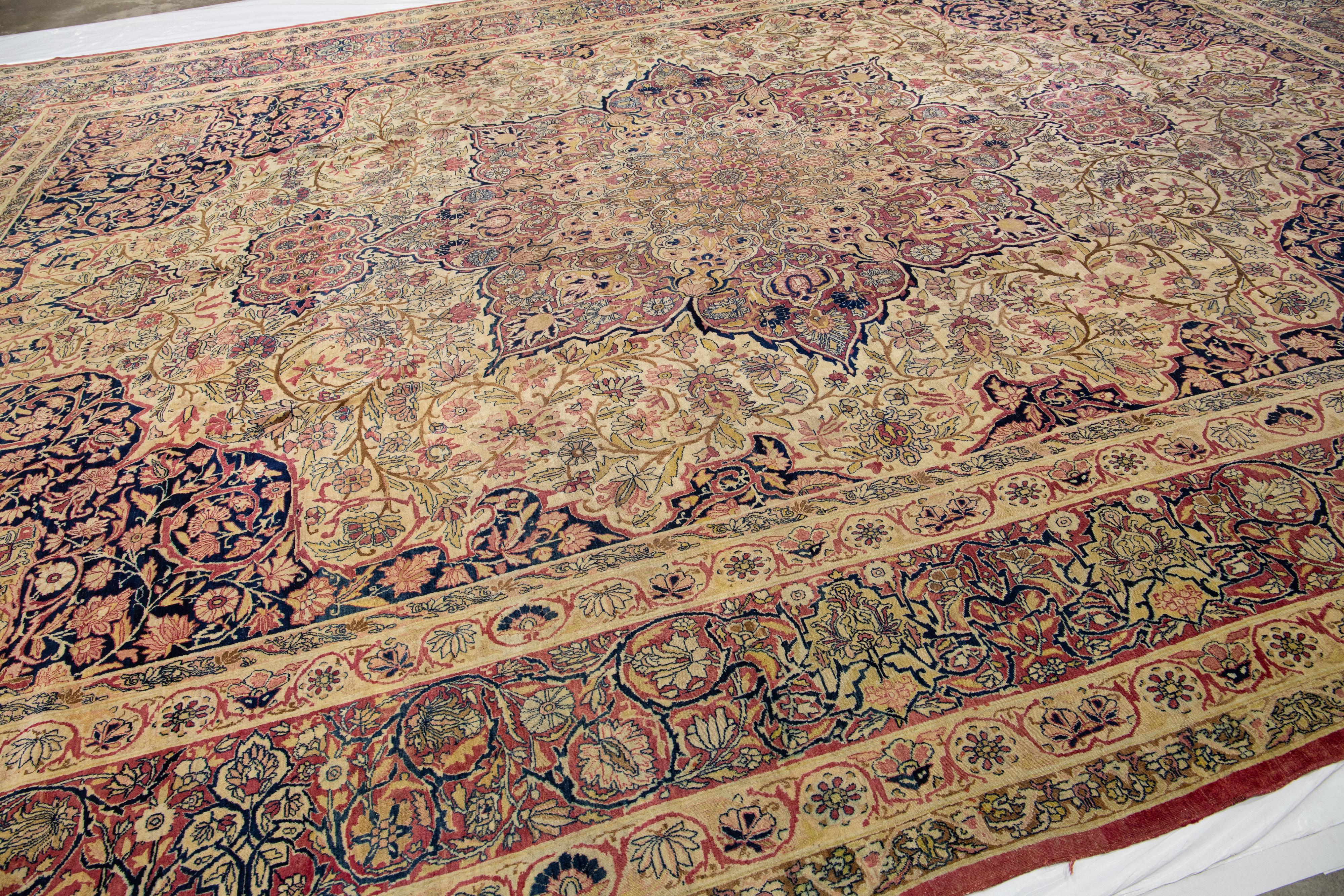 Antiker Kerman Handgefertigter persischer Wollteppich mit Rosette-Motiv in Beige im Angebot 4