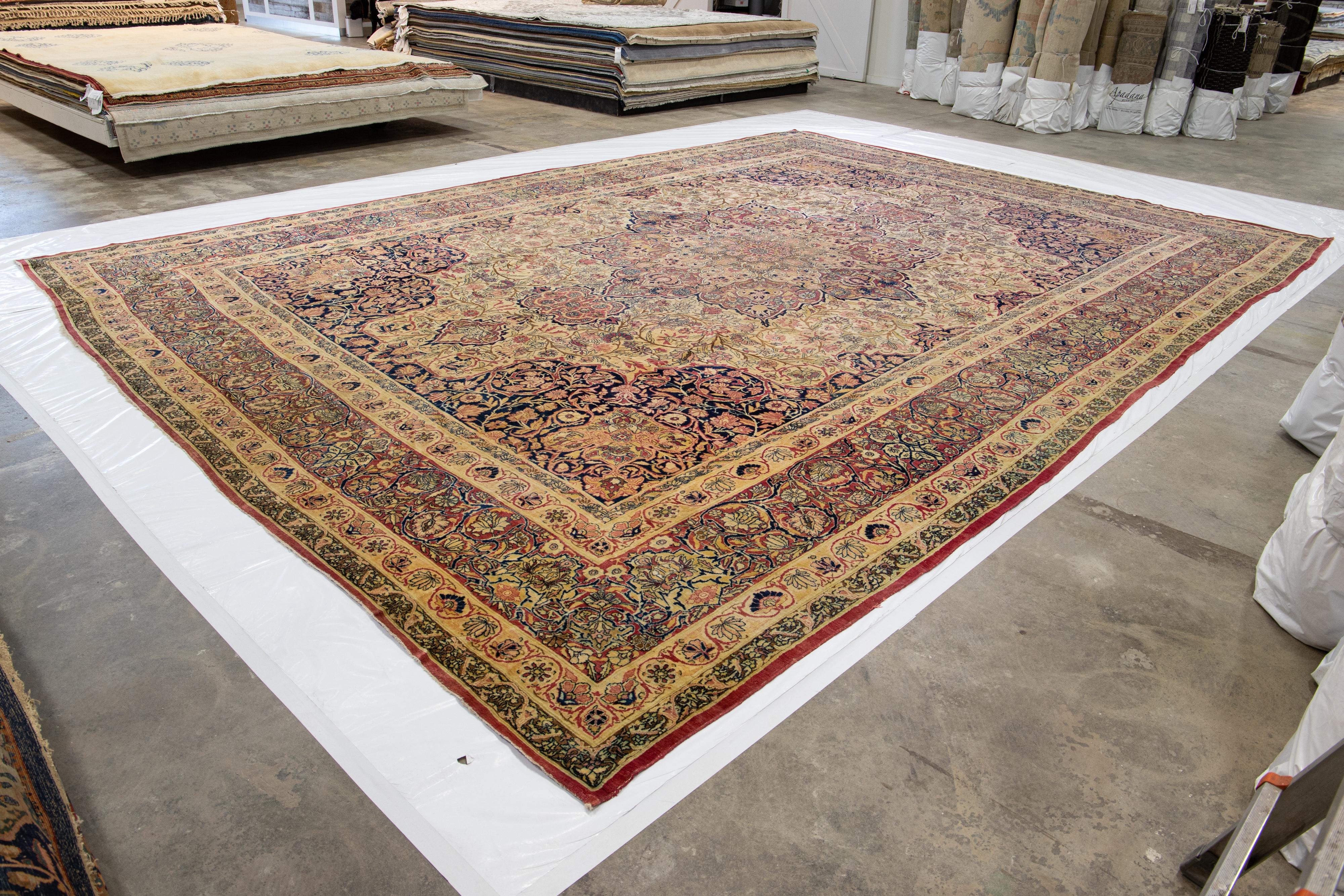 Antiker Kerman Handgefertigter persischer Wollteppich mit Rosette-Motiv in Beige (Wolle) im Angebot