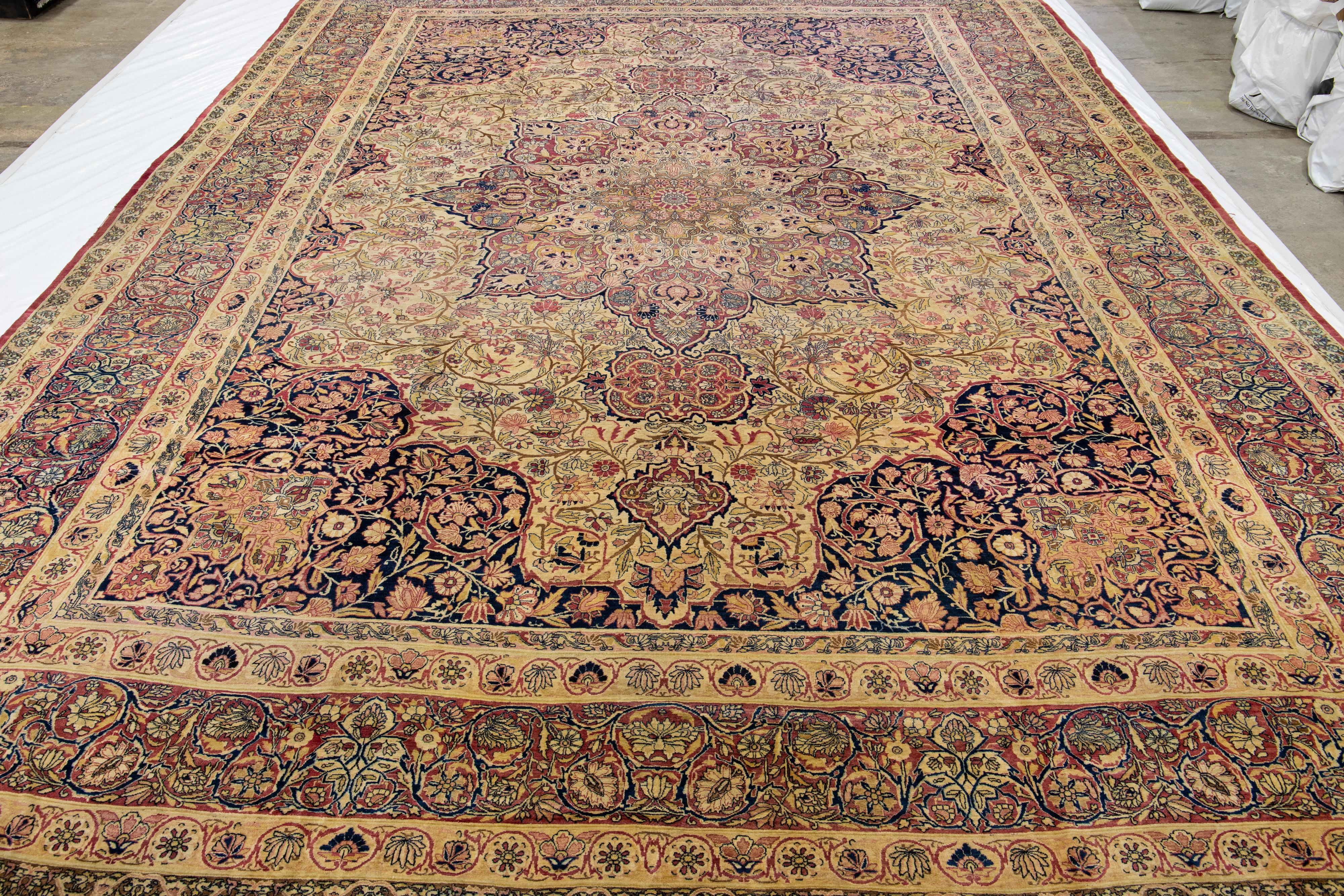 Antiker Kerman Handgefertigter persischer Wollteppich mit Rosette-Motiv in Beige im Angebot 1