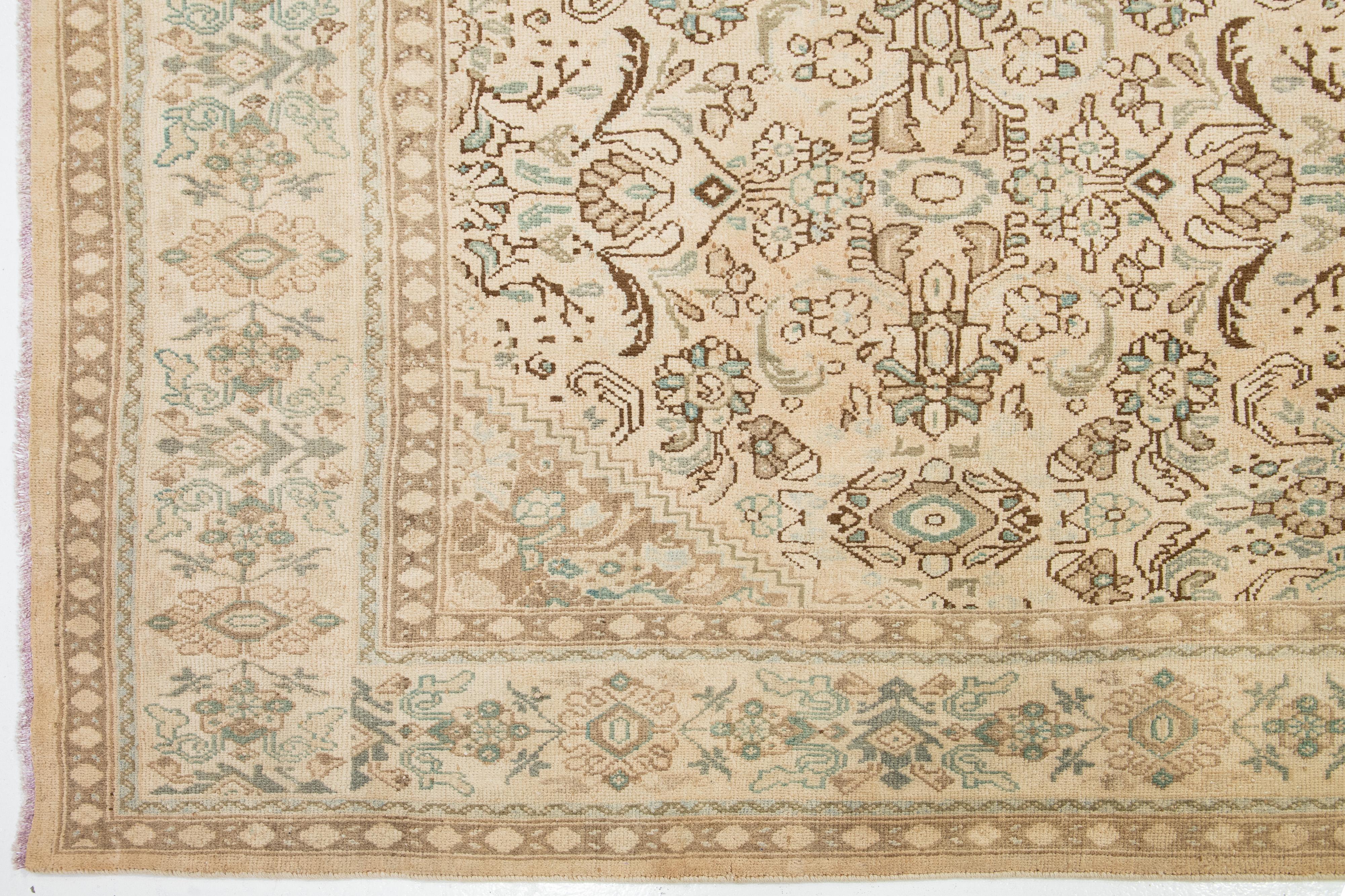 20th Century Beige Antique Mahal Wool Rug In Room Size with Floral Design For Sale