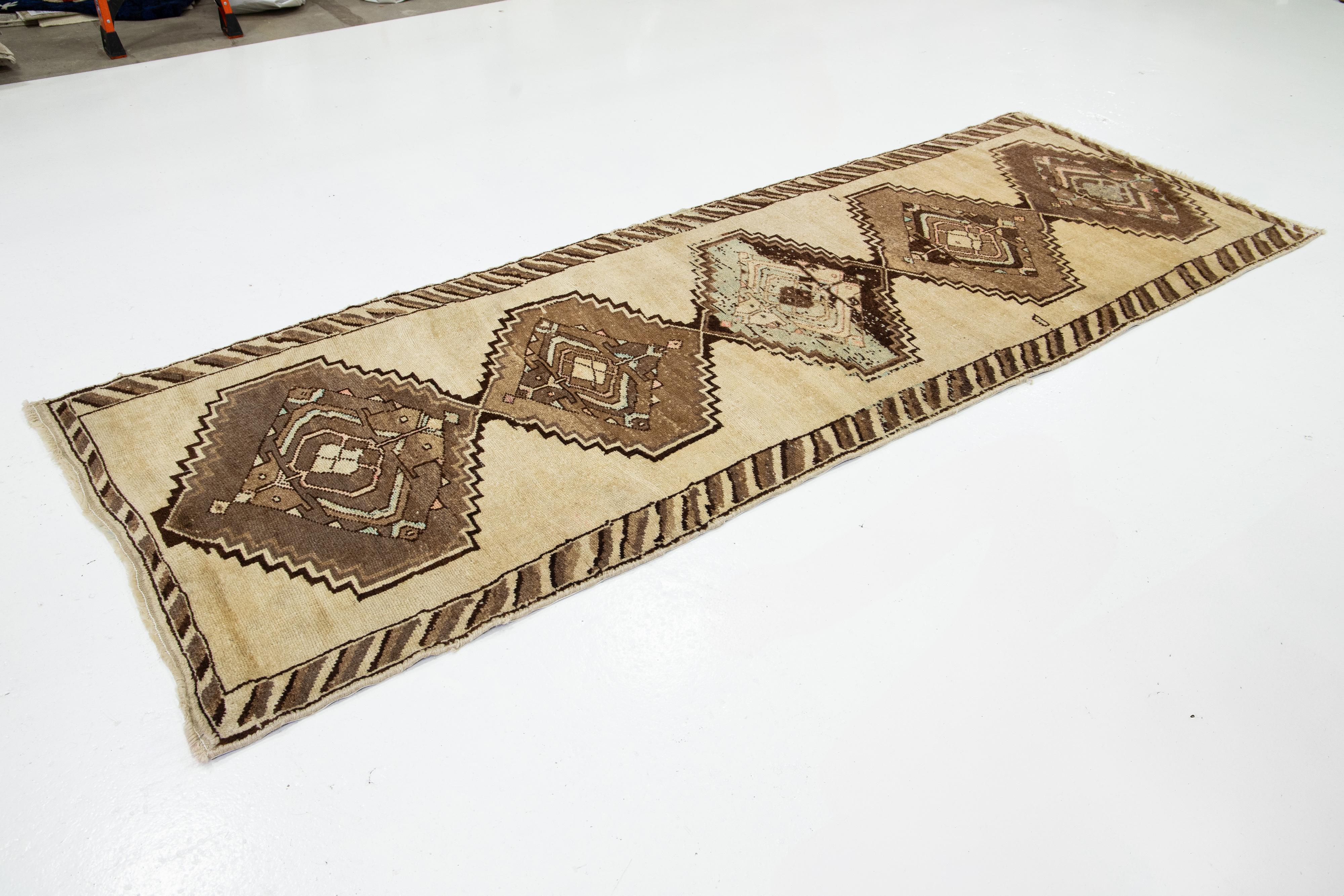 Antiker persischer Malayer-Woll-Läufer aus Persischer Wolle in Beige mit Stammesmuster im Zustand „Gut“ im Angebot in Norwalk, CT