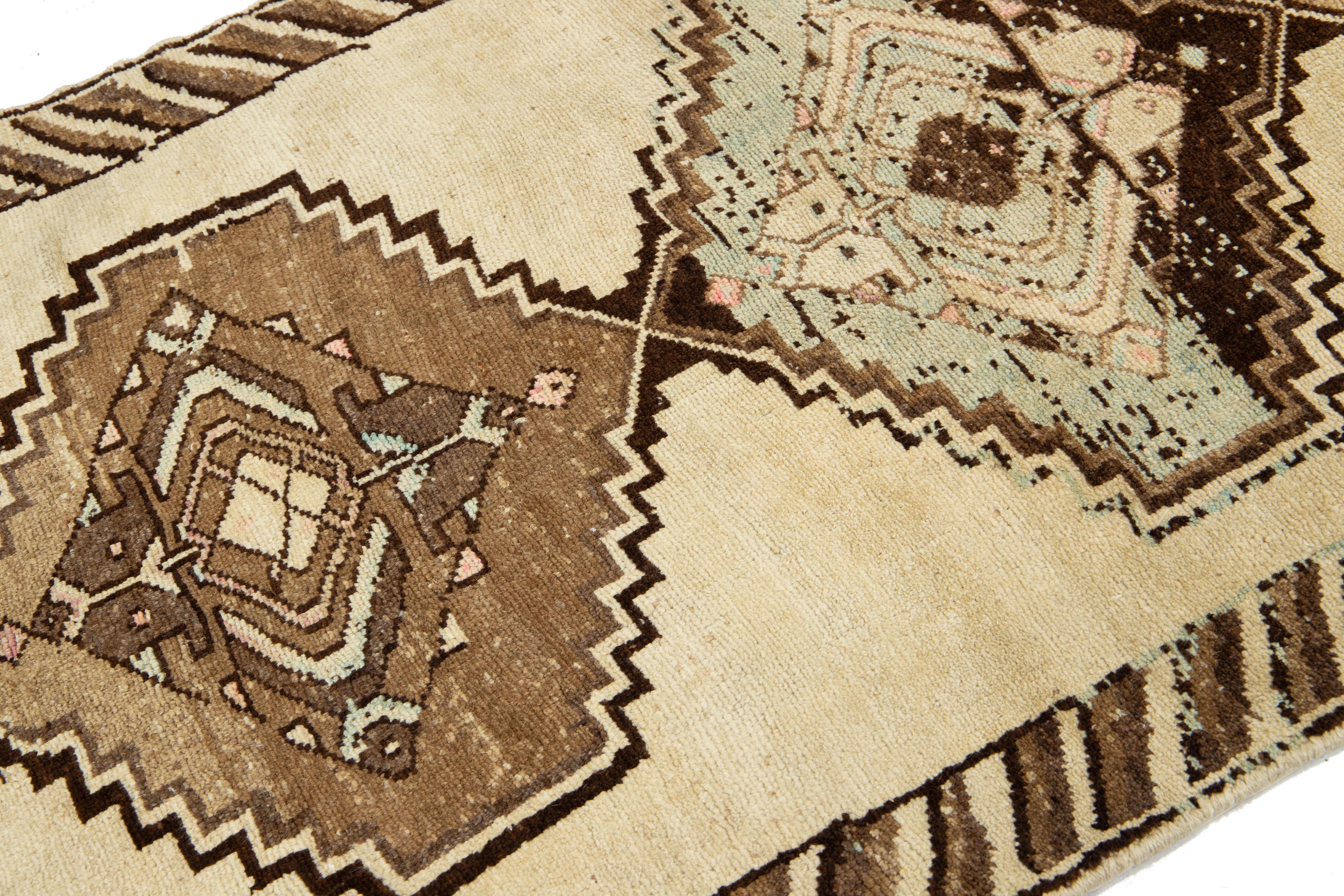 Antiker persischer Malayer-Woll-Läufer aus Persischer Wolle in Beige mit Stammesmuster (20. Jahrhundert) im Angebot