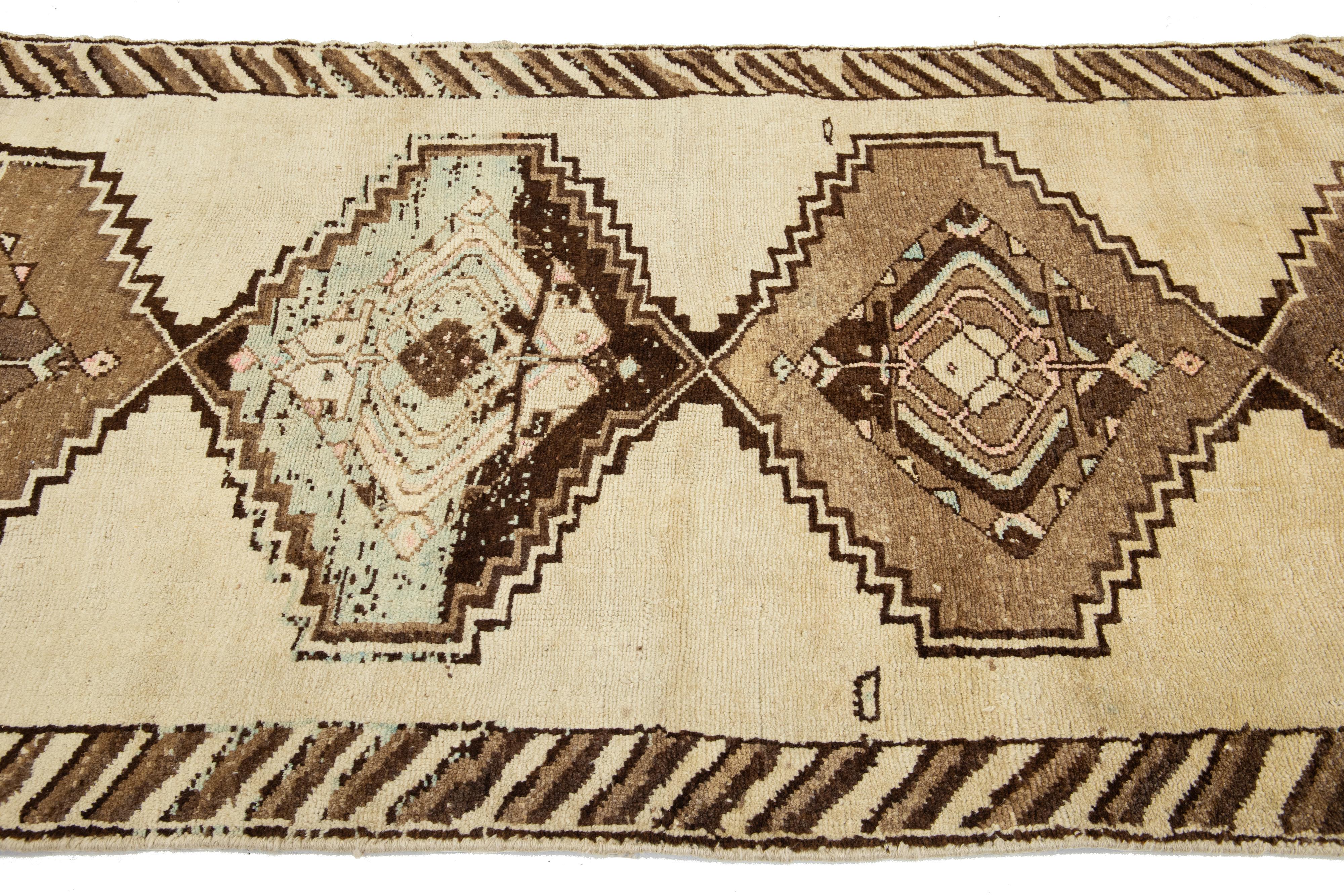 Antiker persischer Malayer-Woll-Läufer aus Persischer Wolle in Beige mit Stammesmuster im Angebot 1