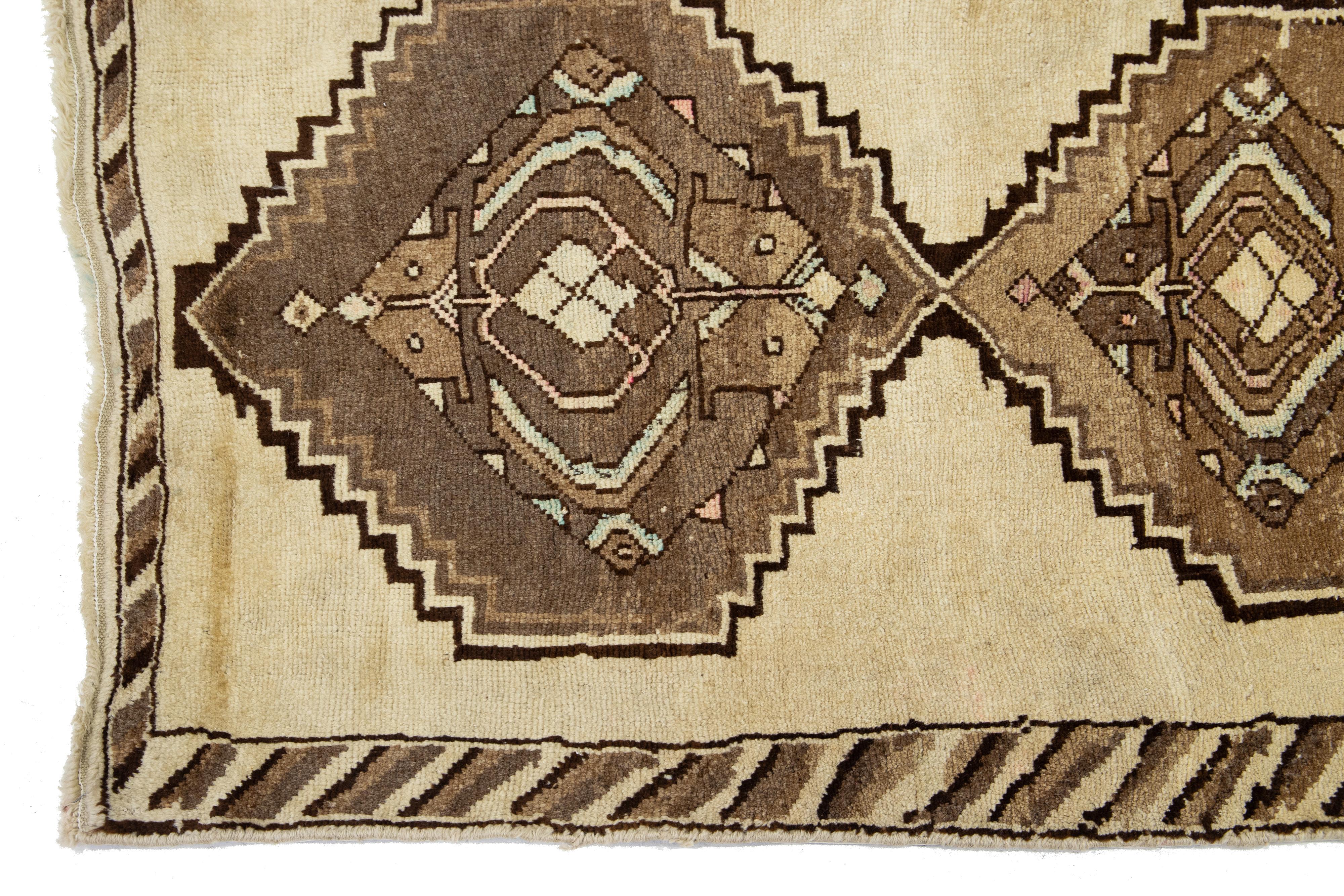 Antiker persischer Malayer-Woll-Läufer aus Persischer Wolle in Beige mit Stammesmuster im Angebot 2