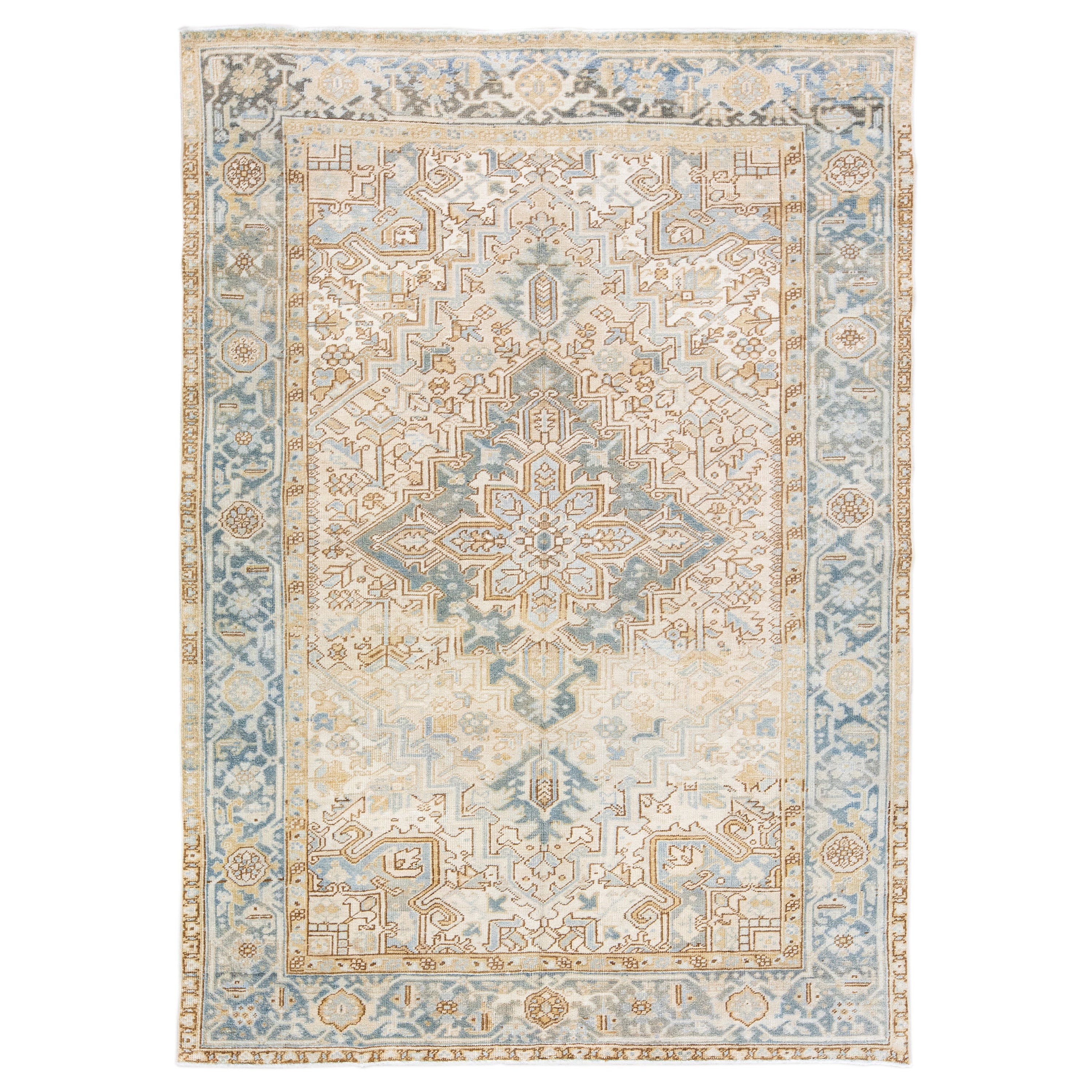 Tapis persan ancien Heriz en laine beige à médaillons, fait à la main
