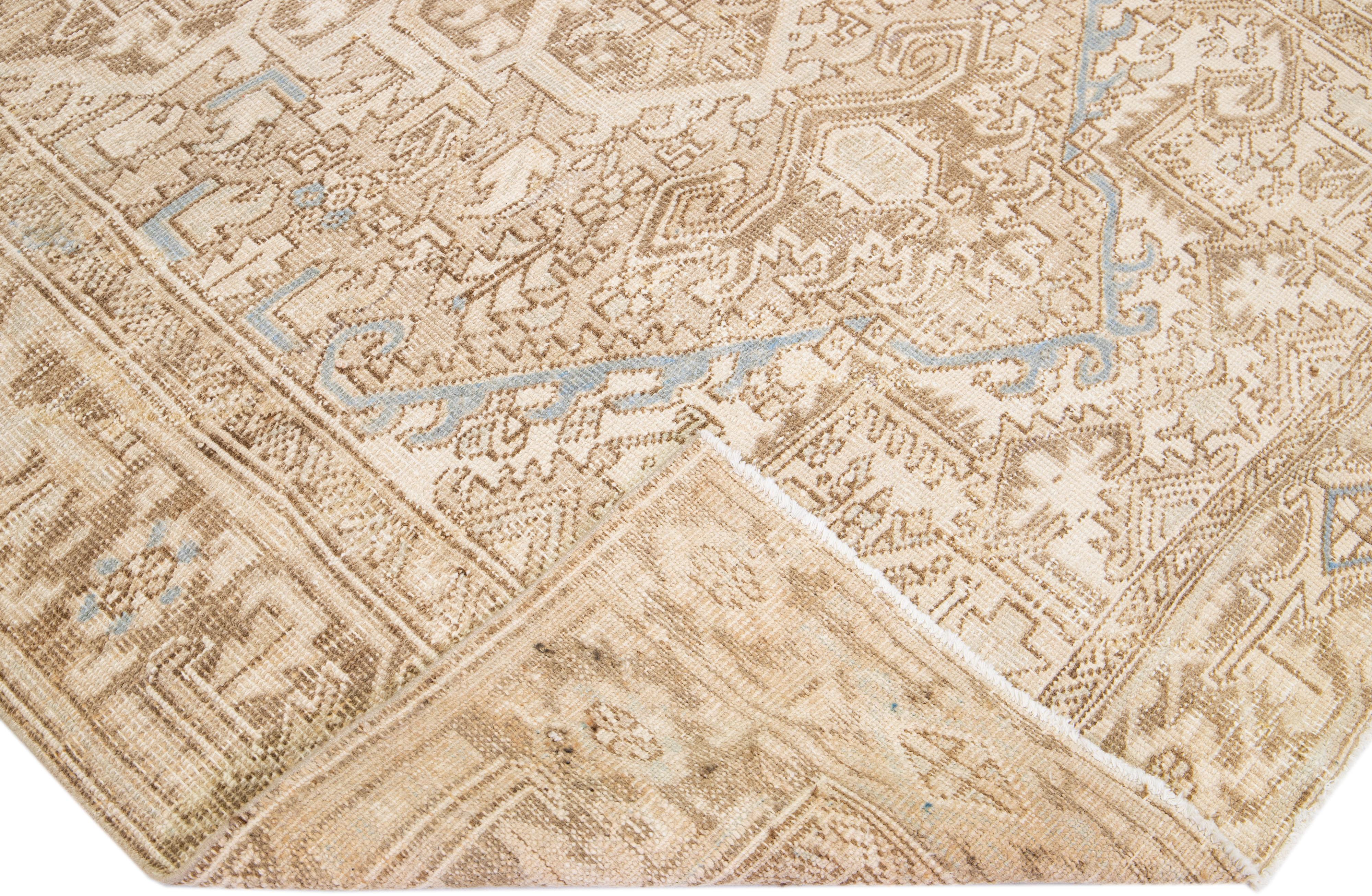 Schöner antiker, handgeknüpfter Heriz-Wollteppich mit beigem Feld. Dieser Perserteppich hat blaue Akzente in einem wunderschönen, geometrischen Medaillonmuster.

Dieser Teppich misst: 6'4
