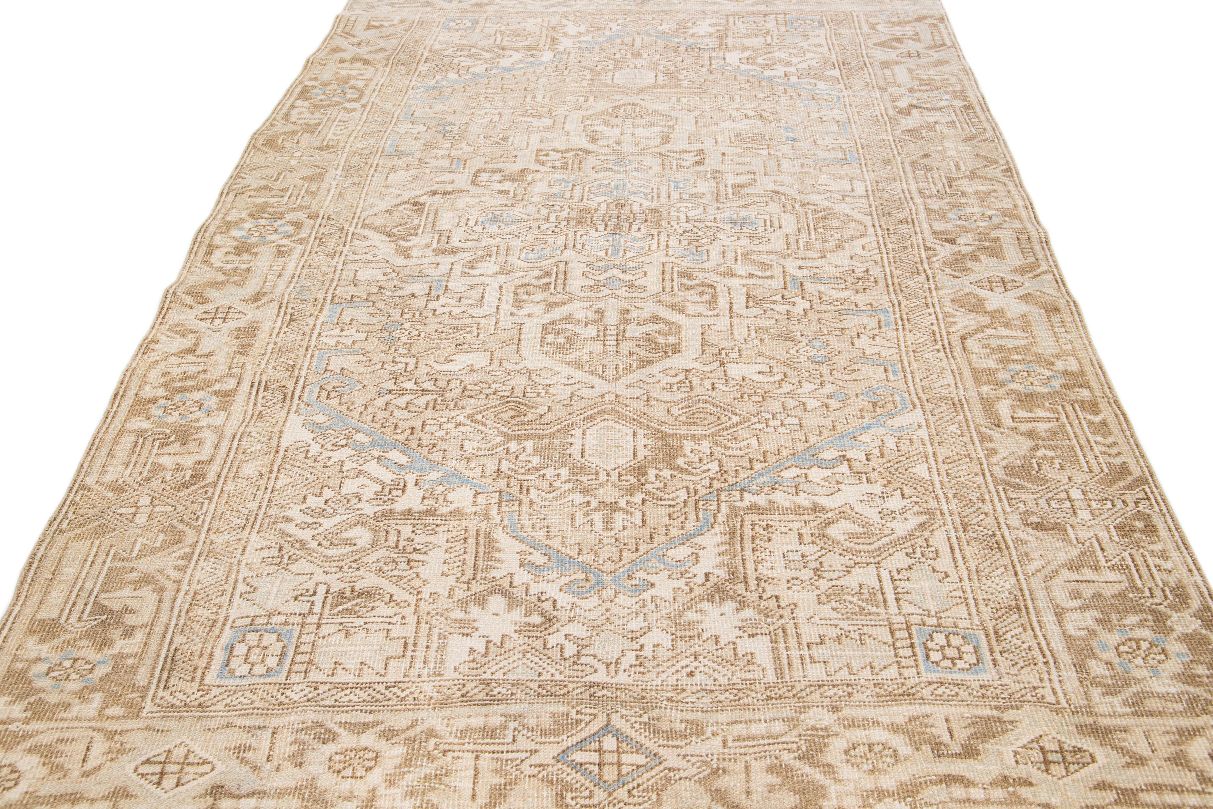 Antiker persischer Heriz handgefertigter Wollteppich in Beige mit Medaillon-Design in Zimmergröße (Heriz Serapi) im Angebot