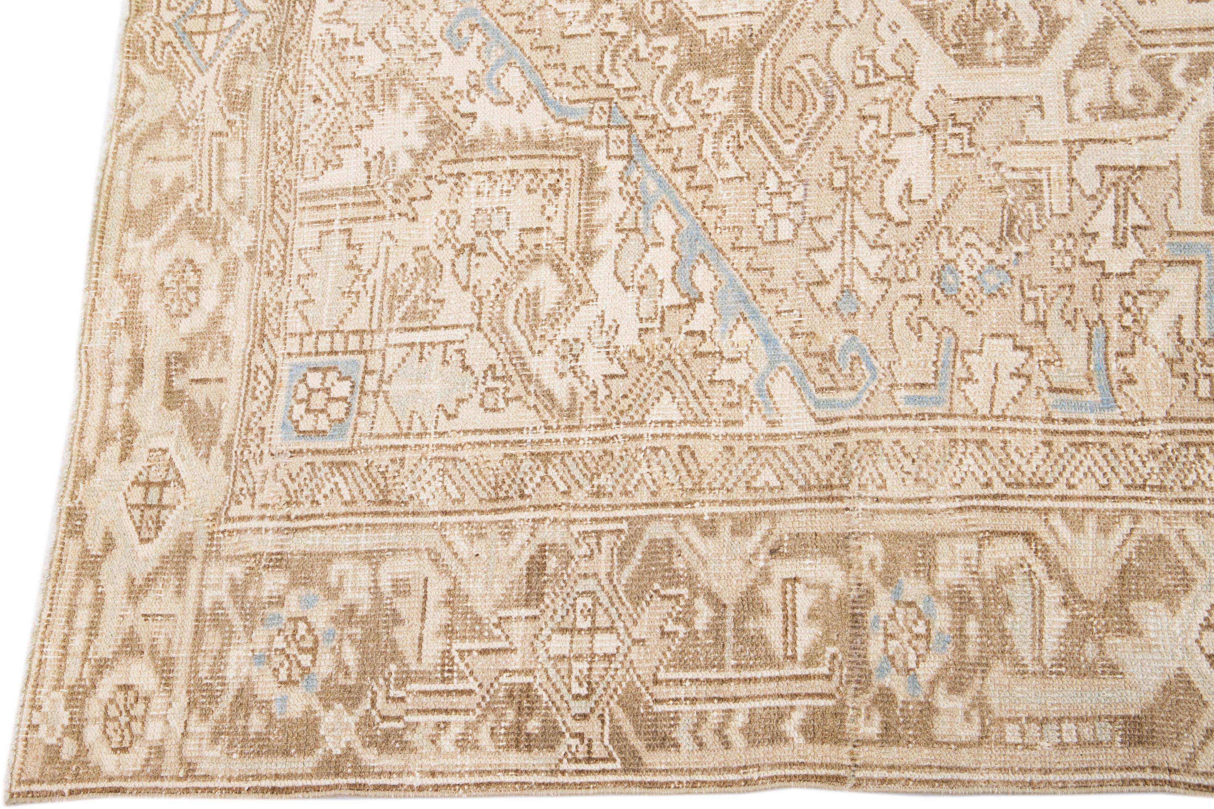 Antiker persischer Heriz handgefertigter Wollteppich in Beige mit Medaillon-Design in Zimmergröße (Persisch) im Angebot