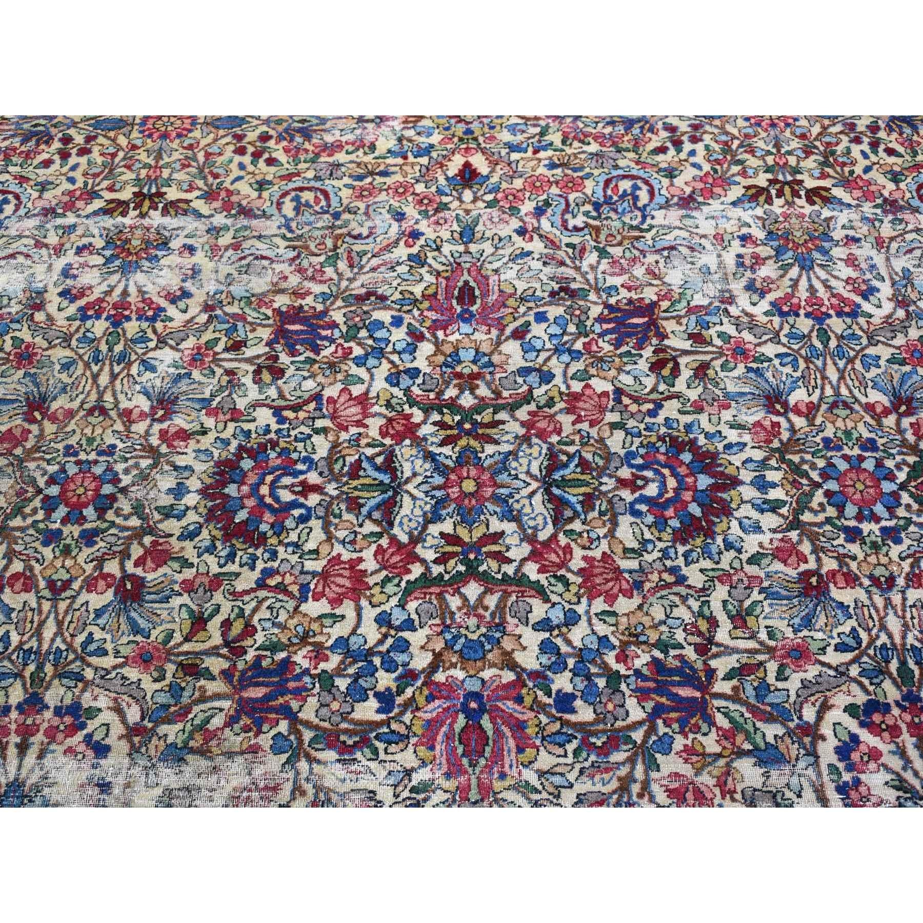 Antiker persischer Kerman-Teppich in Beige mit Abnutzungserscheinungen, in Used-Optik, sauber, Wolle (Mittelalterlich) im Angebot