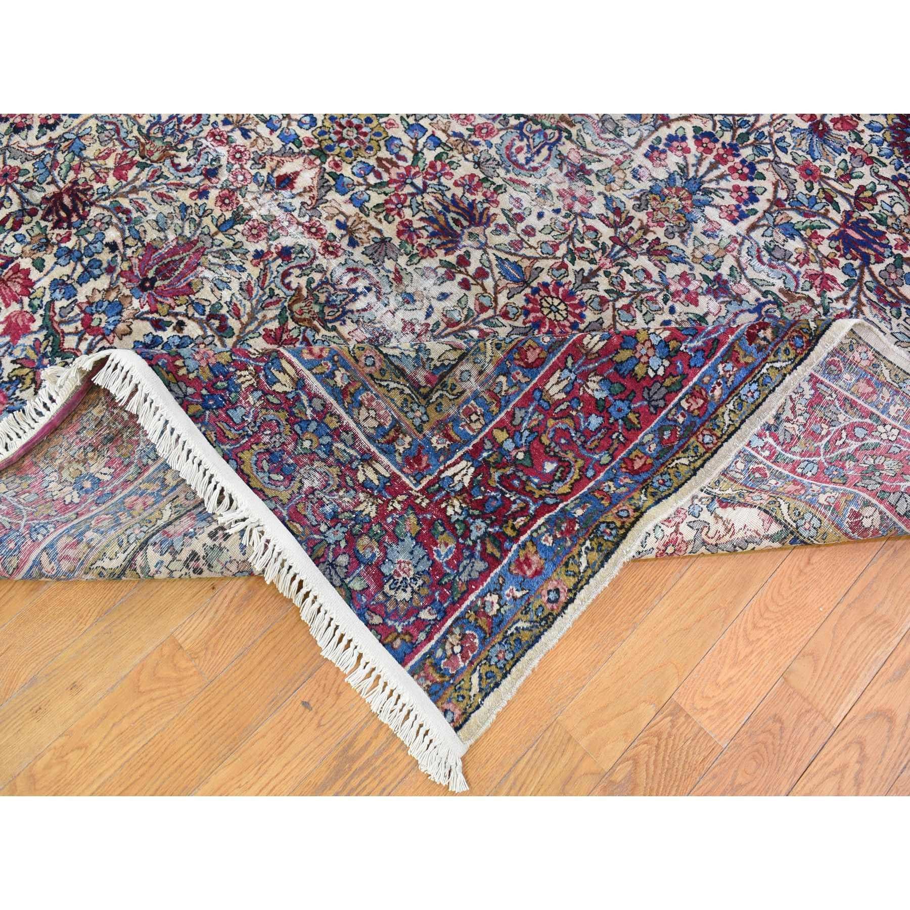Antiker persischer Kerman-Teppich in Beige mit Abnutzungserscheinungen, in Used-Optik, sauber, Wolle (Handgeknüpft) im Angebot