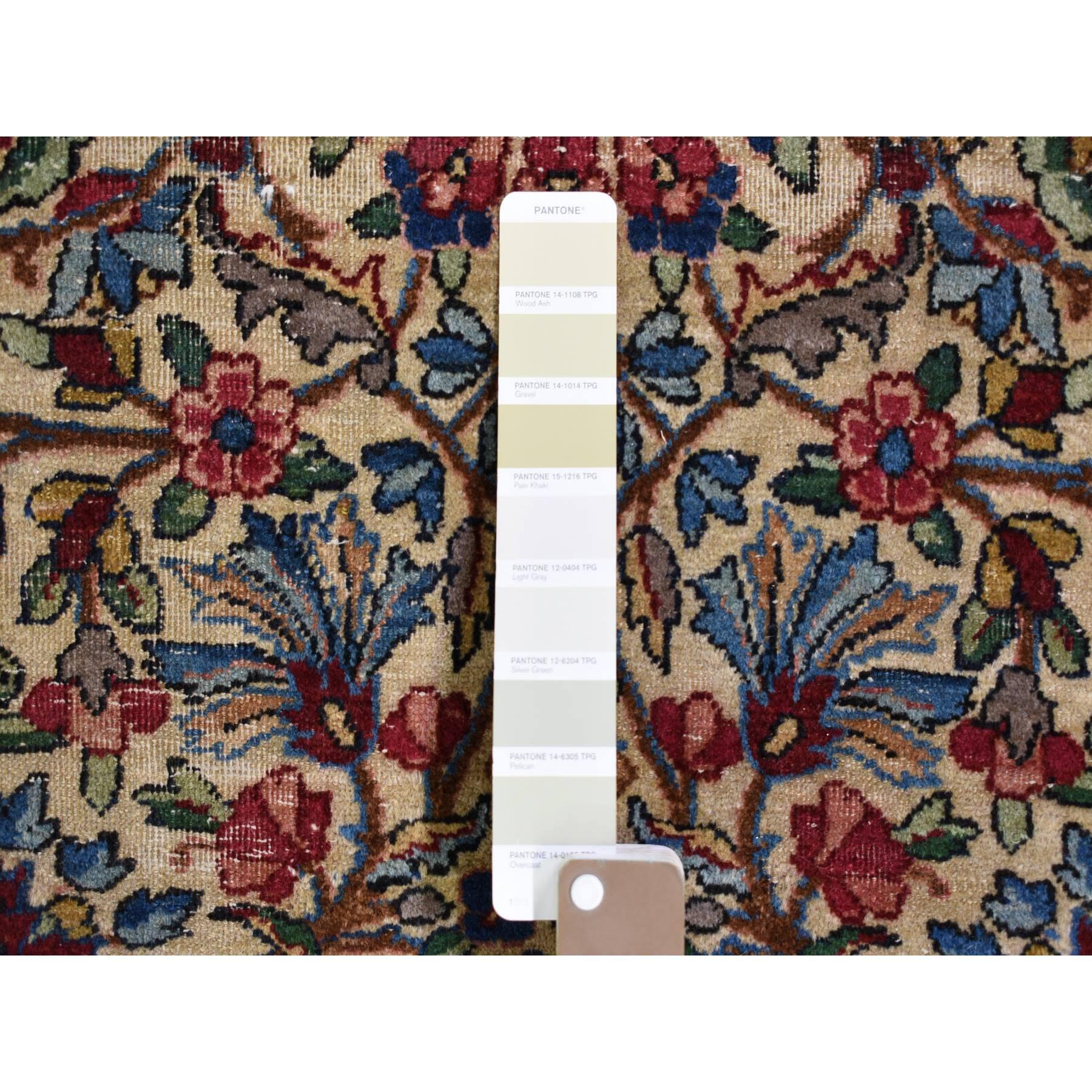 Antiker persischer Kerman-Teppich in Beige mit Abnutzungserscheinungen, in Used-Optik, sauber, Wolle im Zustand „Gut“ im Angebot in Carlstadt, NJ