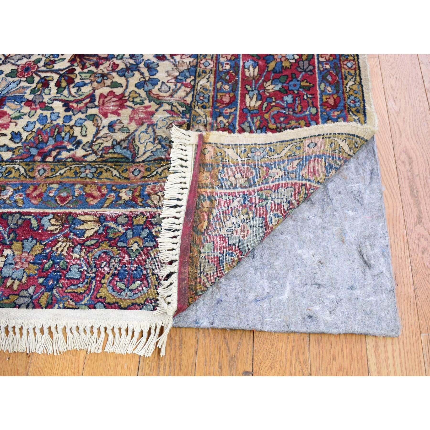 Antiker persischer Kerman-Teppich in Beige mit Abnutzungserscheinungen, in Used-Optik, sauber, Wolle (Frühes 20. Jahrhundert) im Angebot
