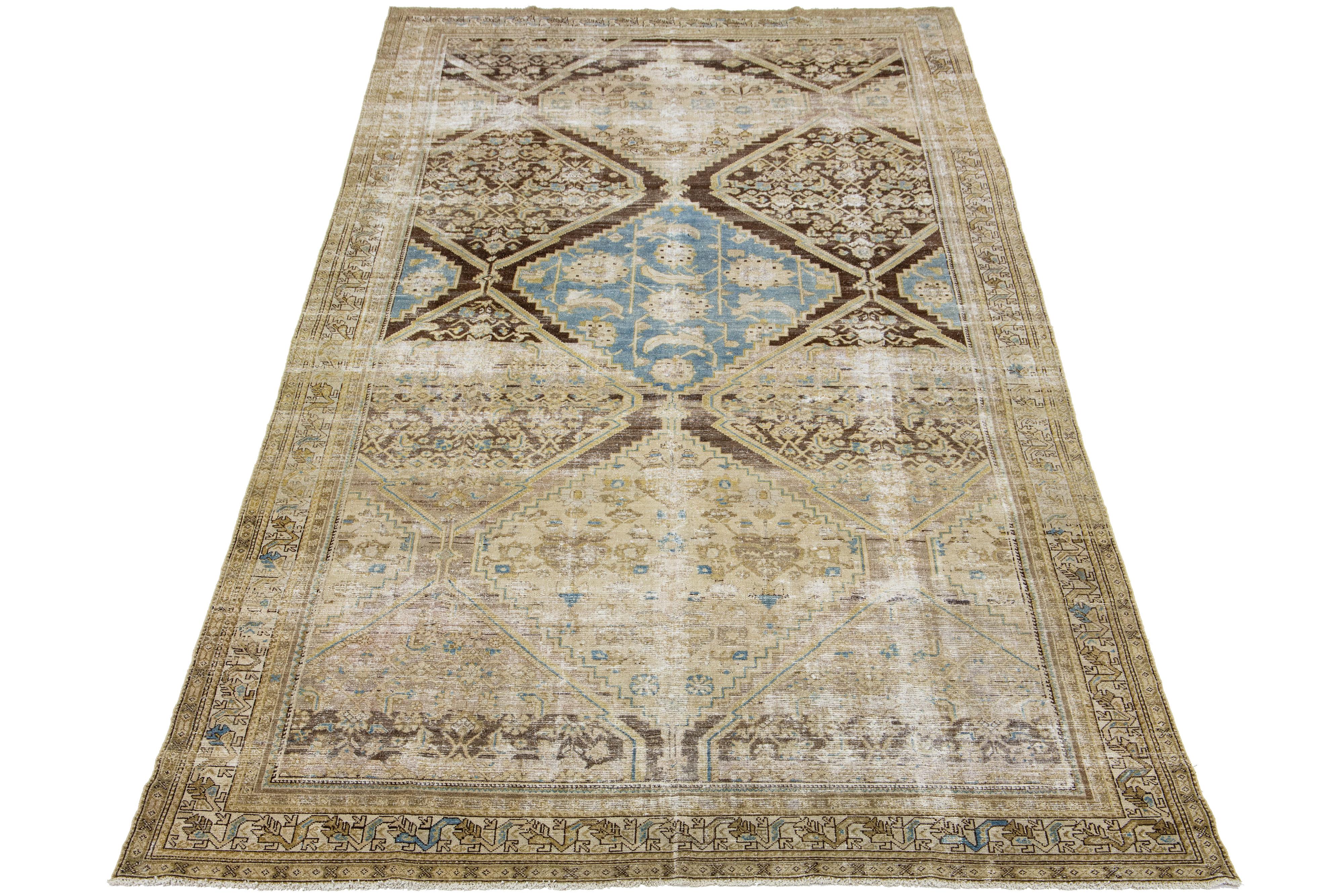 Handgeknüpfter antiker Malayer-Teppich aus Wolle mit einem Allover-Muster mit blauen und beigen Akzenten auf einem braunen Farbfeld.

Dieser Teppich misst 7'9