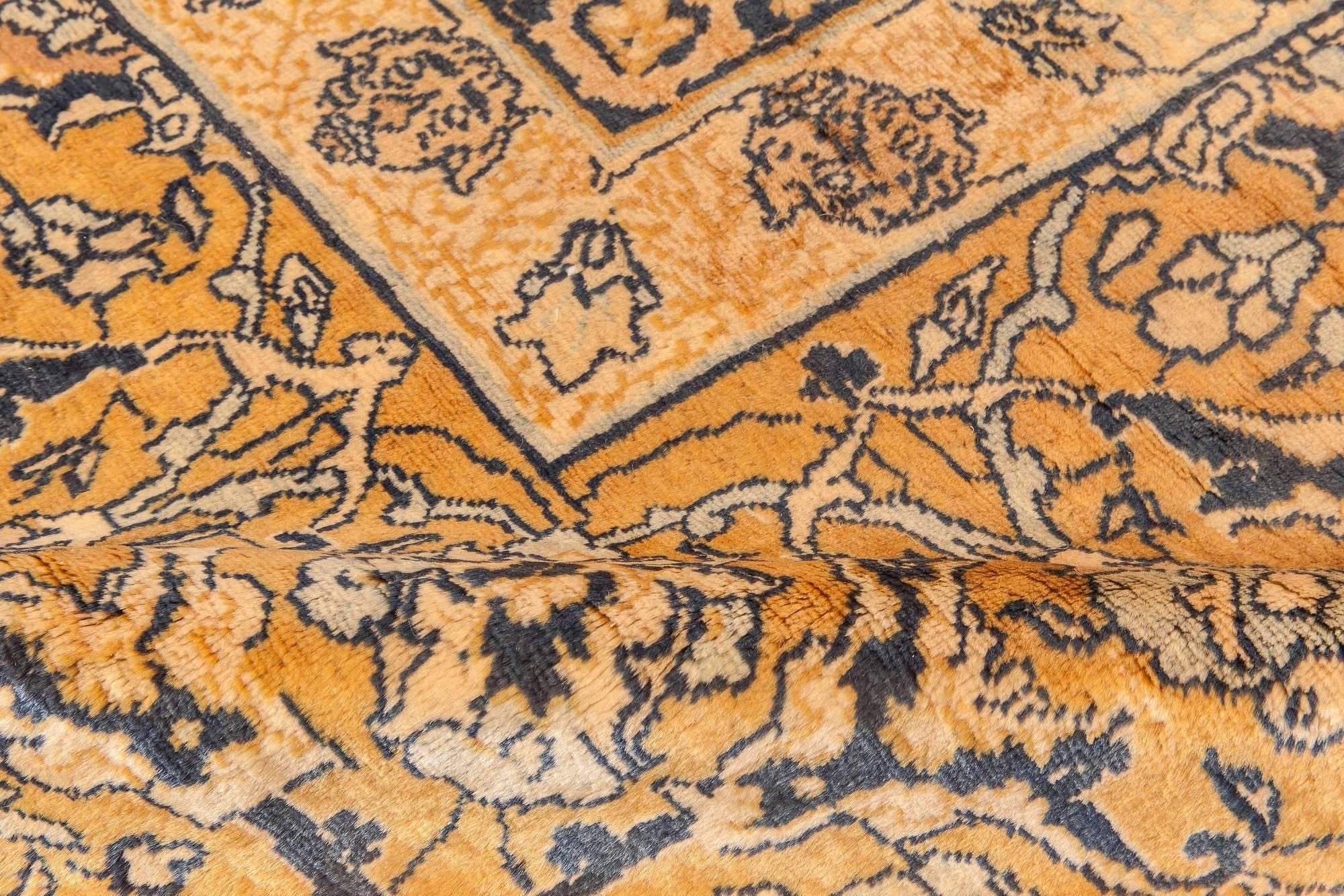 Doris Leslie Blauer antiker persischer Täbris-Teppich in Beige aus handgewebter Wolle (Tabriz) im Angebot