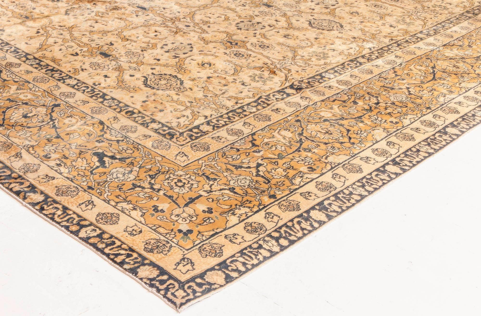 Doris Leslie Blauer antiker persischer Täbris-Teppich in Beige aus handgewebter Wolle im Zustand „Gut“ im Angebot in New York, NY
